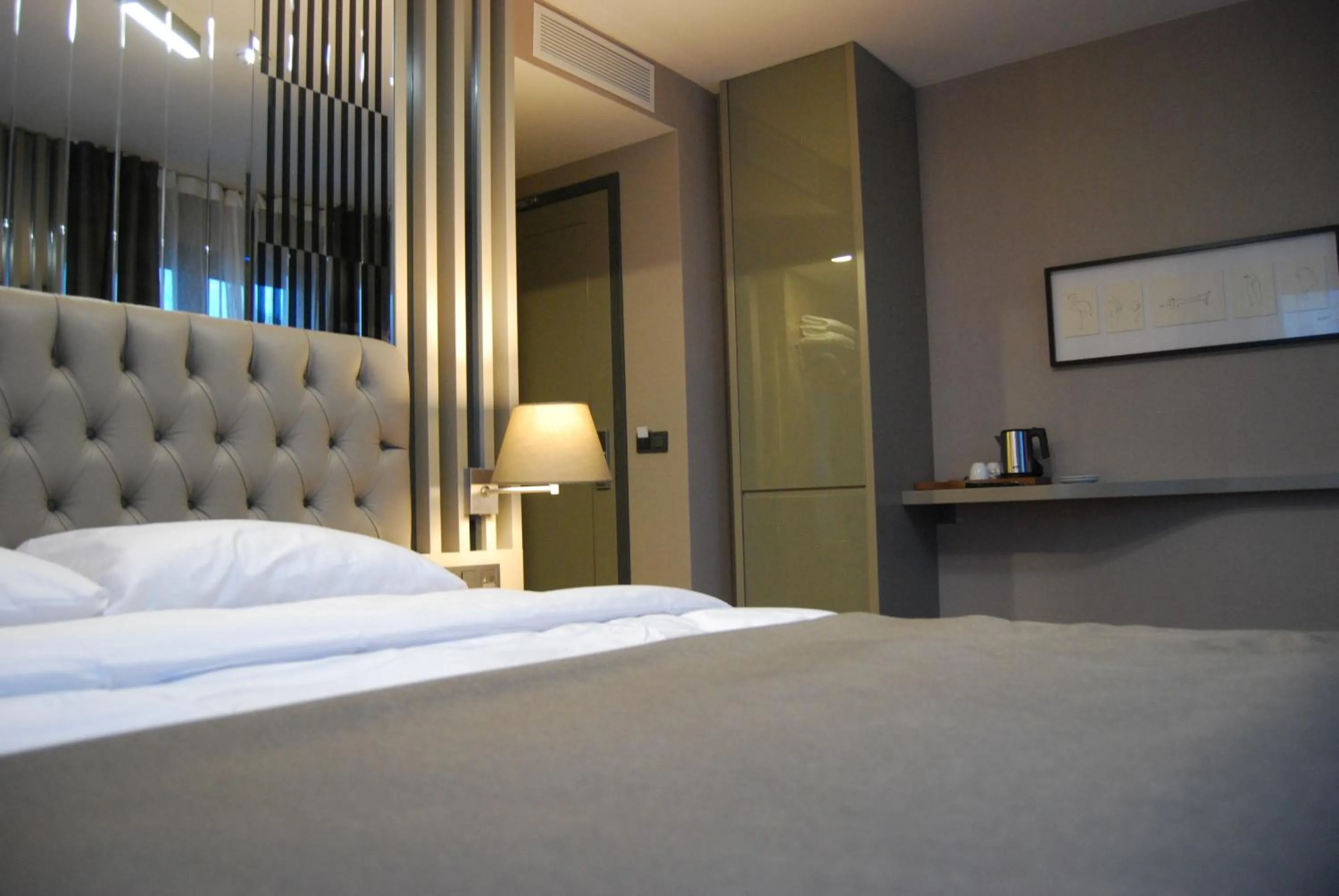 Bedroom, Bed in The City Suites