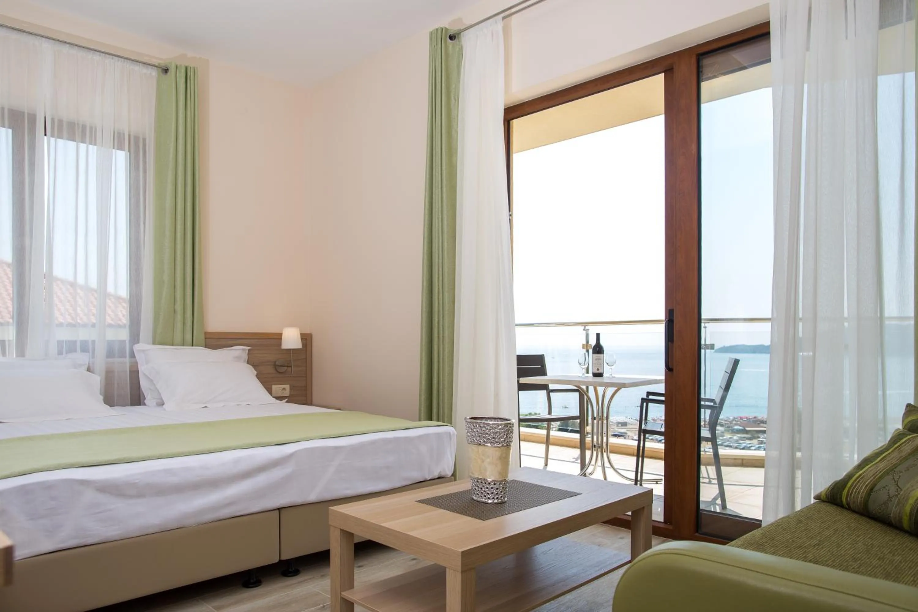 Balcony/Terrace, Bed in ApartHotel Belvedere Residence Becici Budva
