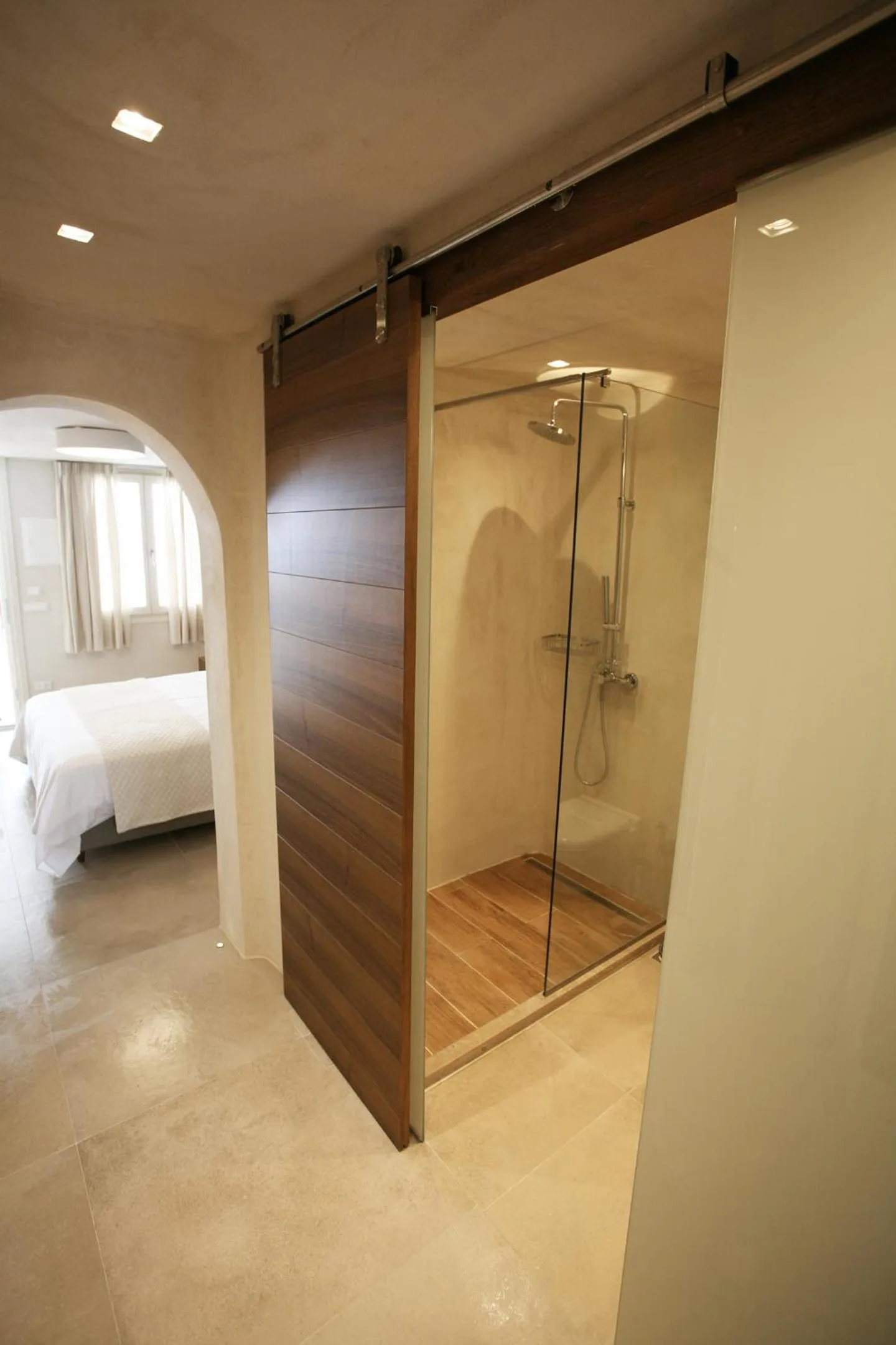 Shower, Bed in Atlantis Beach Residence