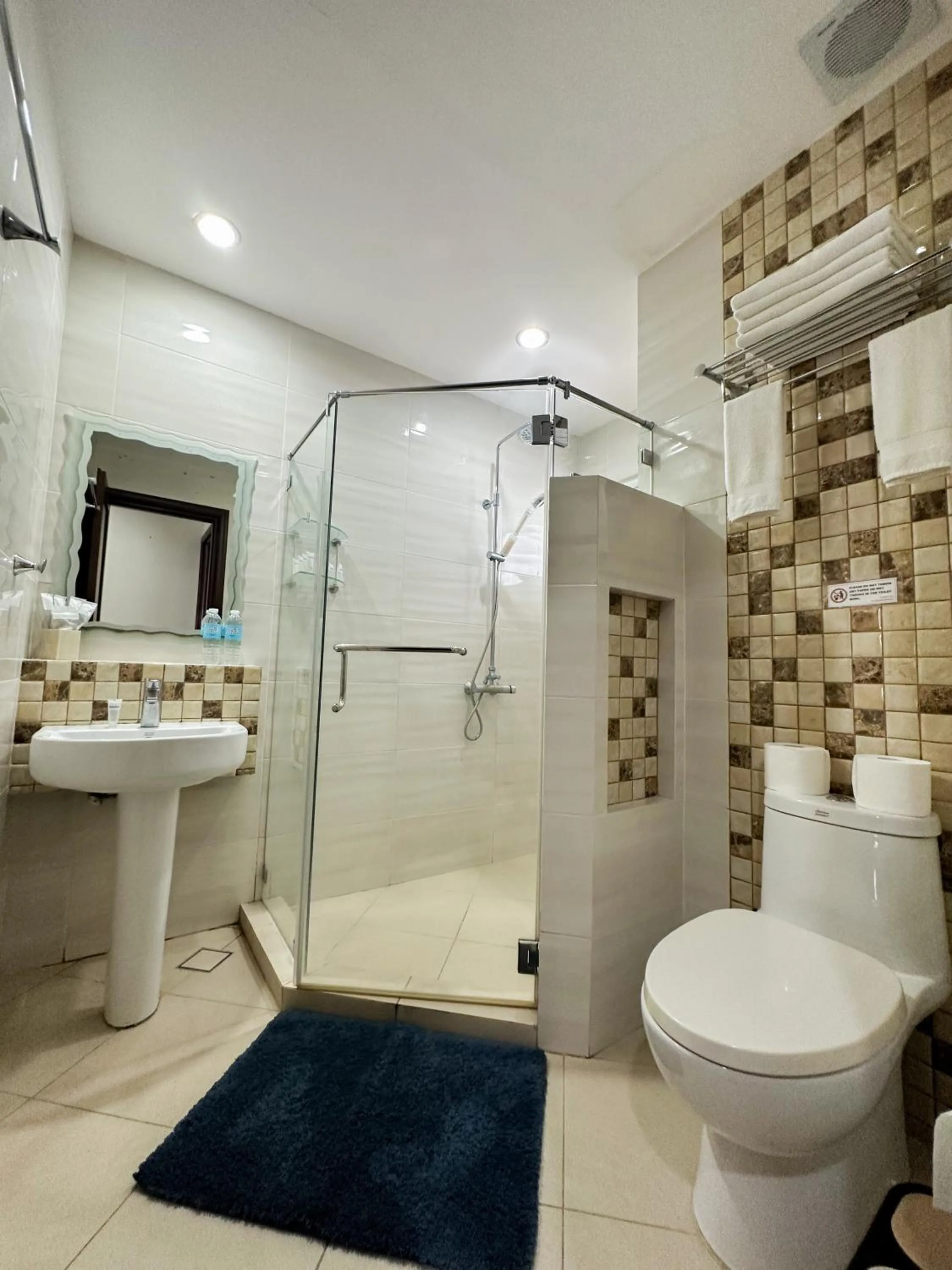Shower in Mactan Resort by 1521