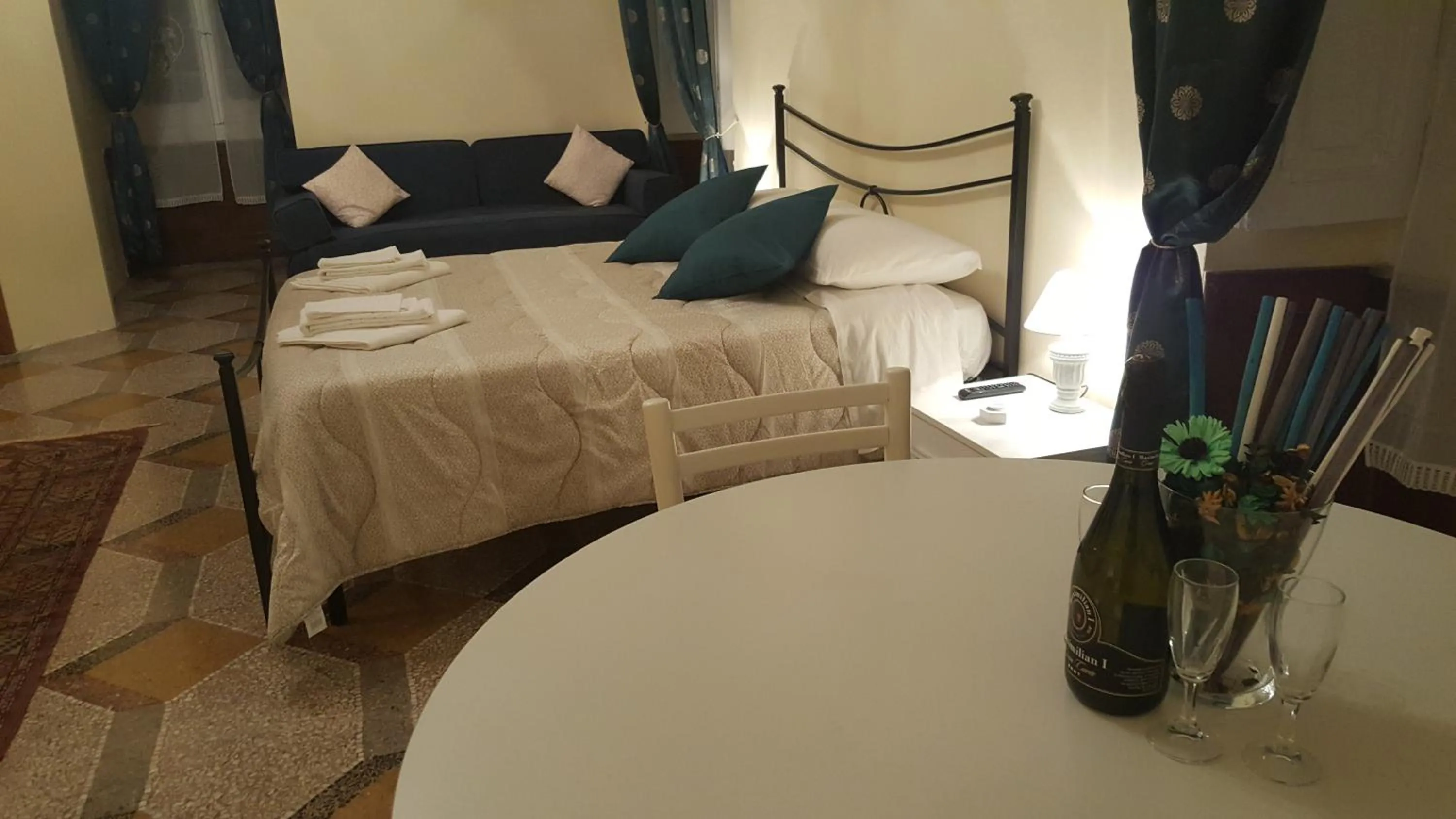 Photo of the whole room, Bed in Garden Suite