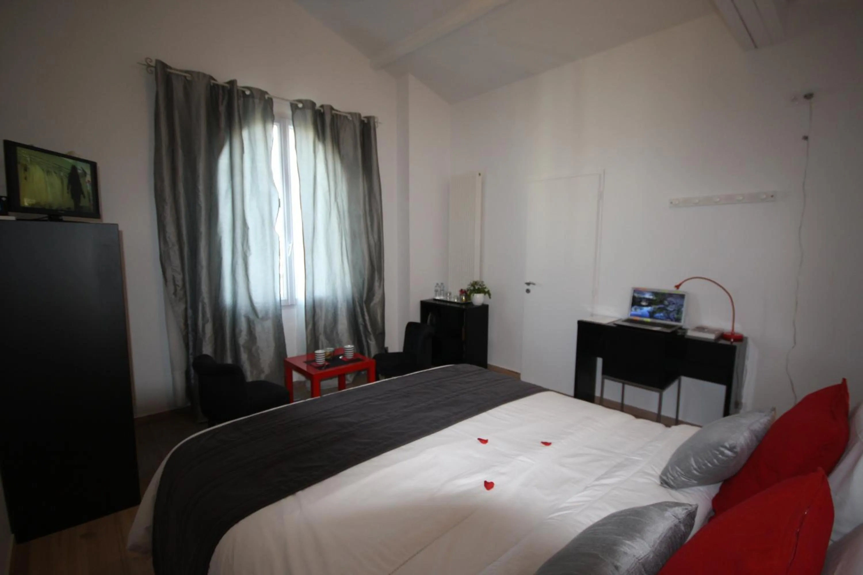 Photo of the whole room, Bed in Chambres d'Hôtes LA PASTOURELLE Royan centre