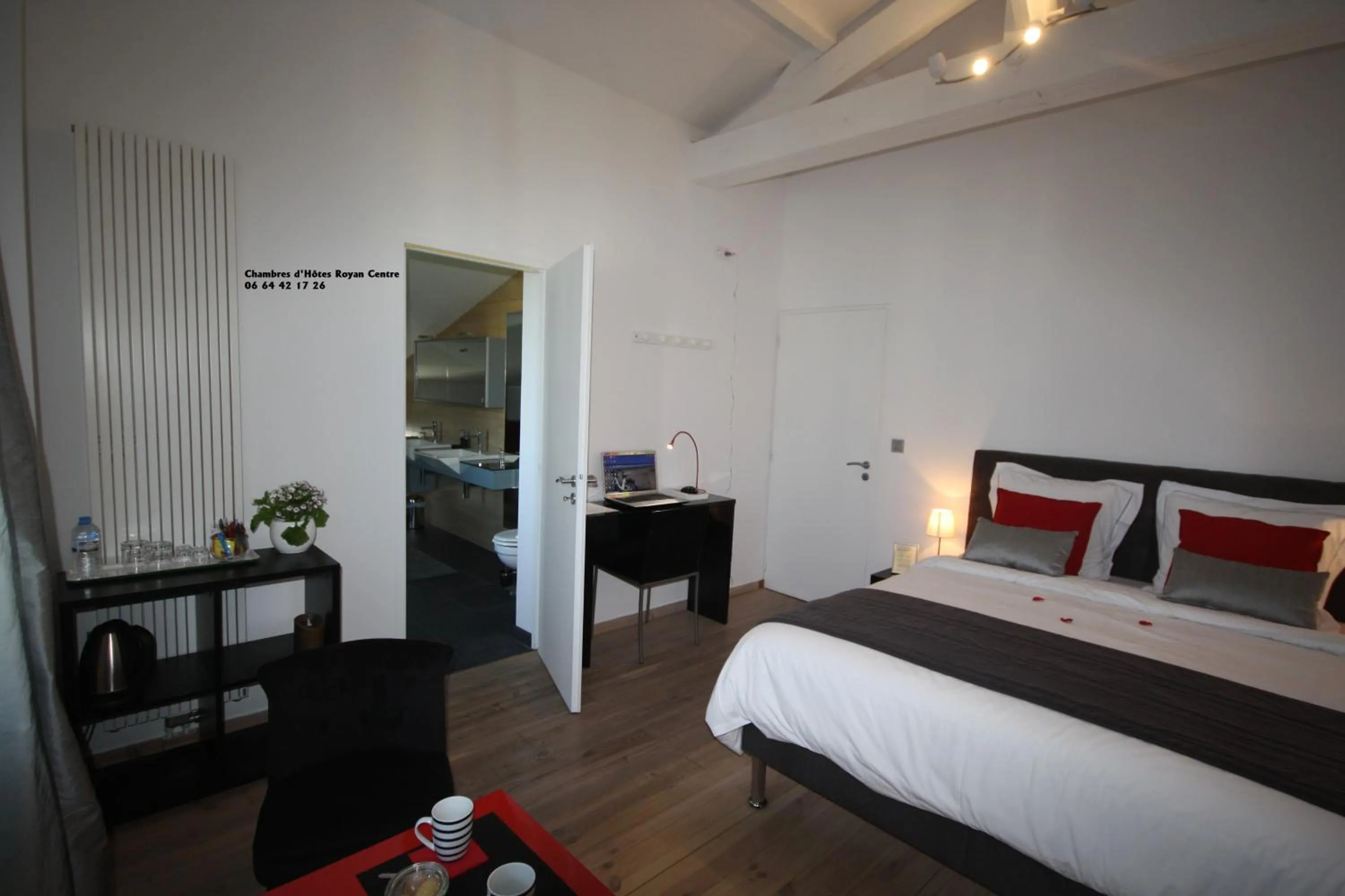 Bedroom, Bed in Chambres d'Hôtes LA PASTOURELLE Royan centre