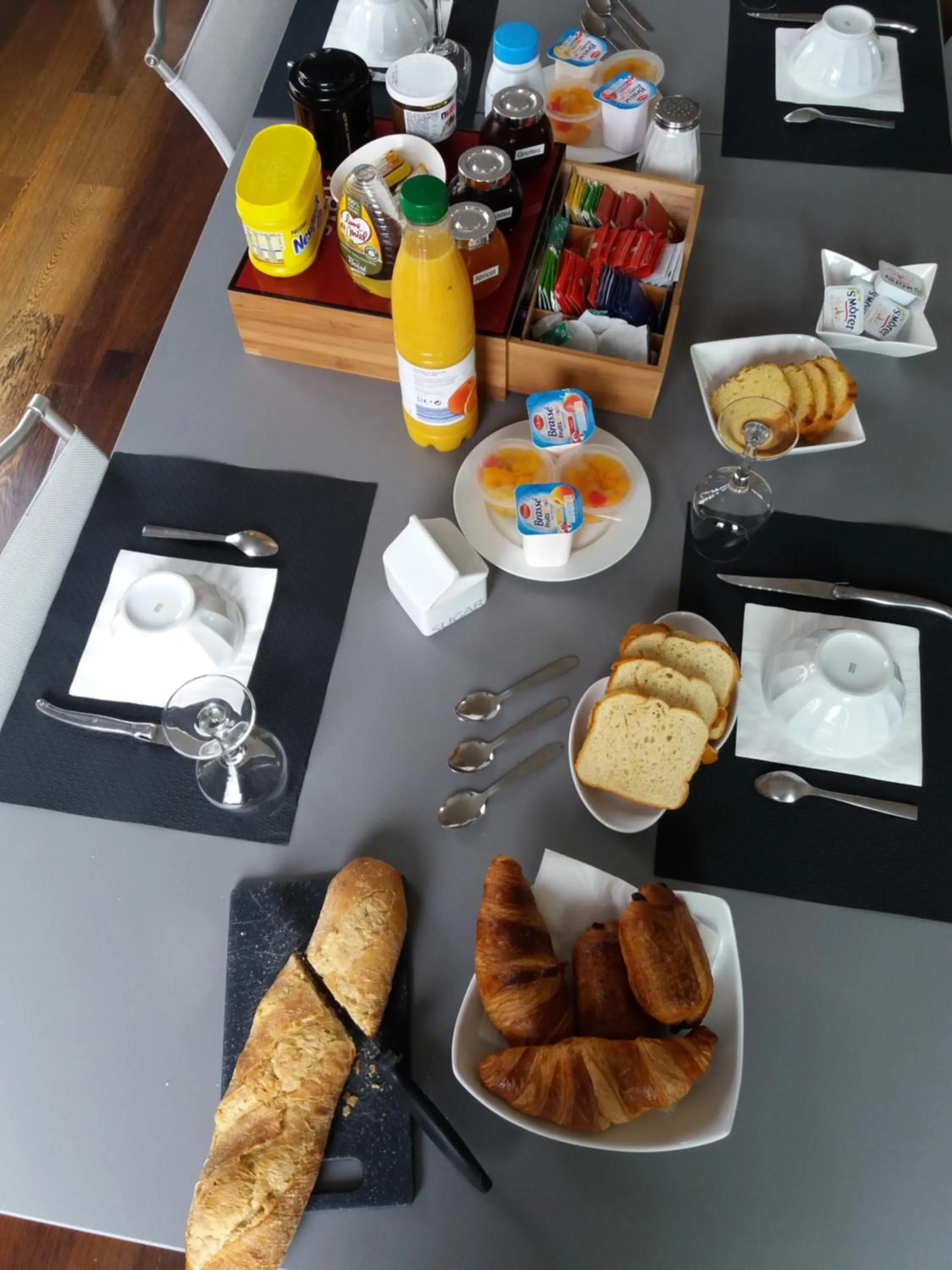 Continental breakfast in Chambres d'Hôtes LA PASTOURELLE Royan centre
