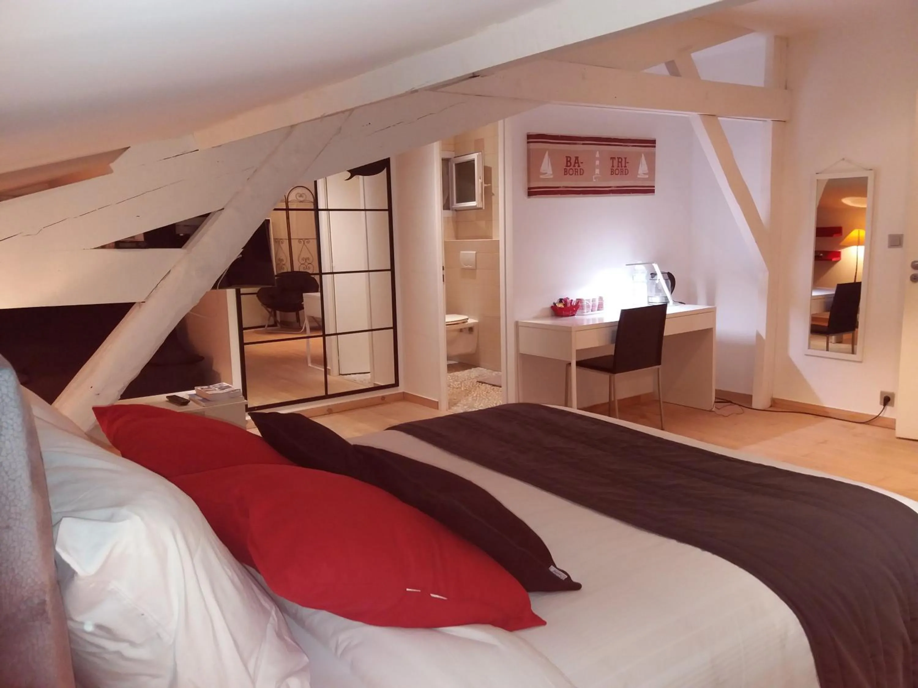 Photo of the whole room, Bed in Chambres d'Hôtes LA PASTOURELLE Royan centre