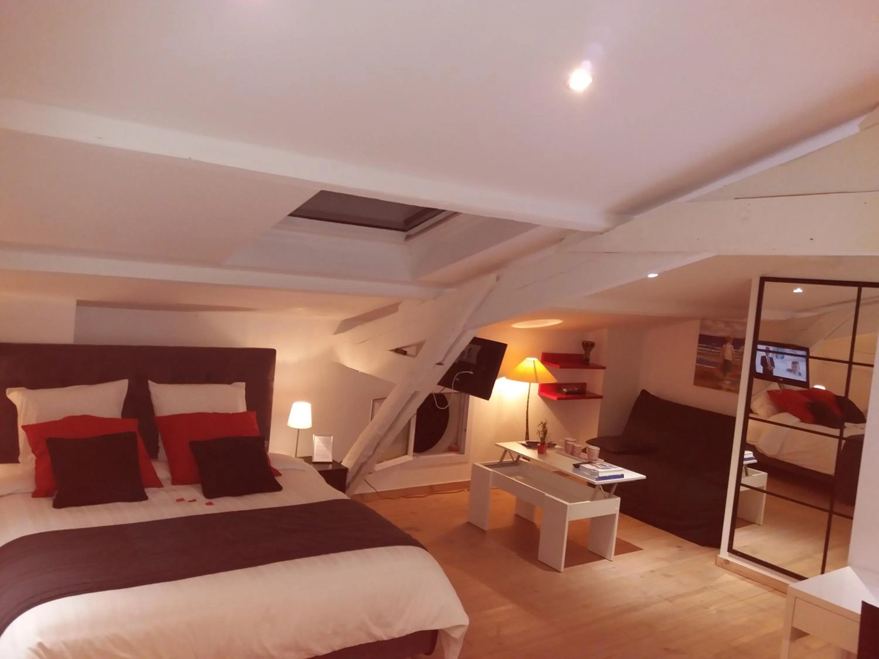 Coffee/tea facilities, Bed in Chambres d'Hôtes LA PASTOURELLE Royan centre