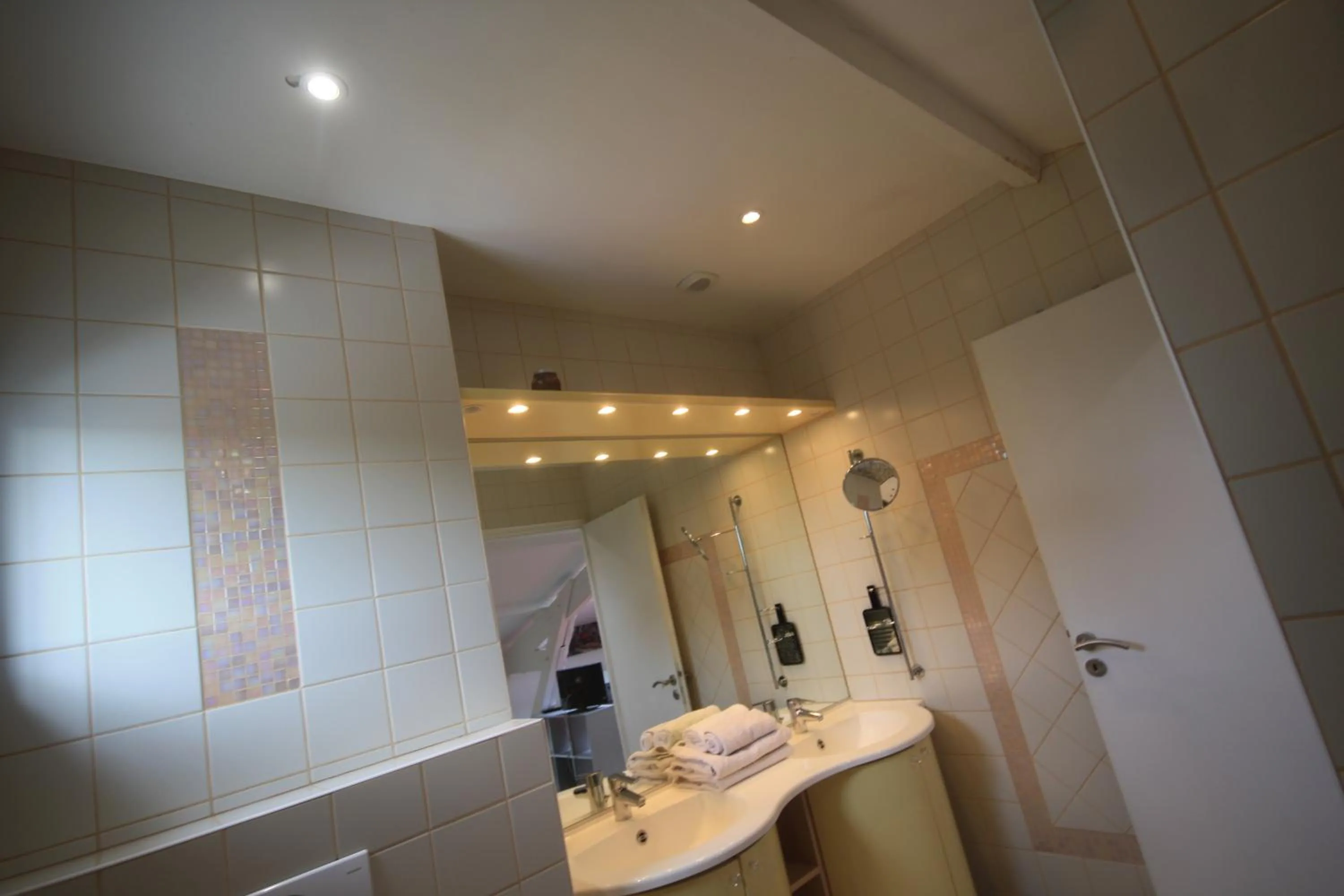Bathroom in Chambres d'Hôtes LA PASTOURELLE Royan centre