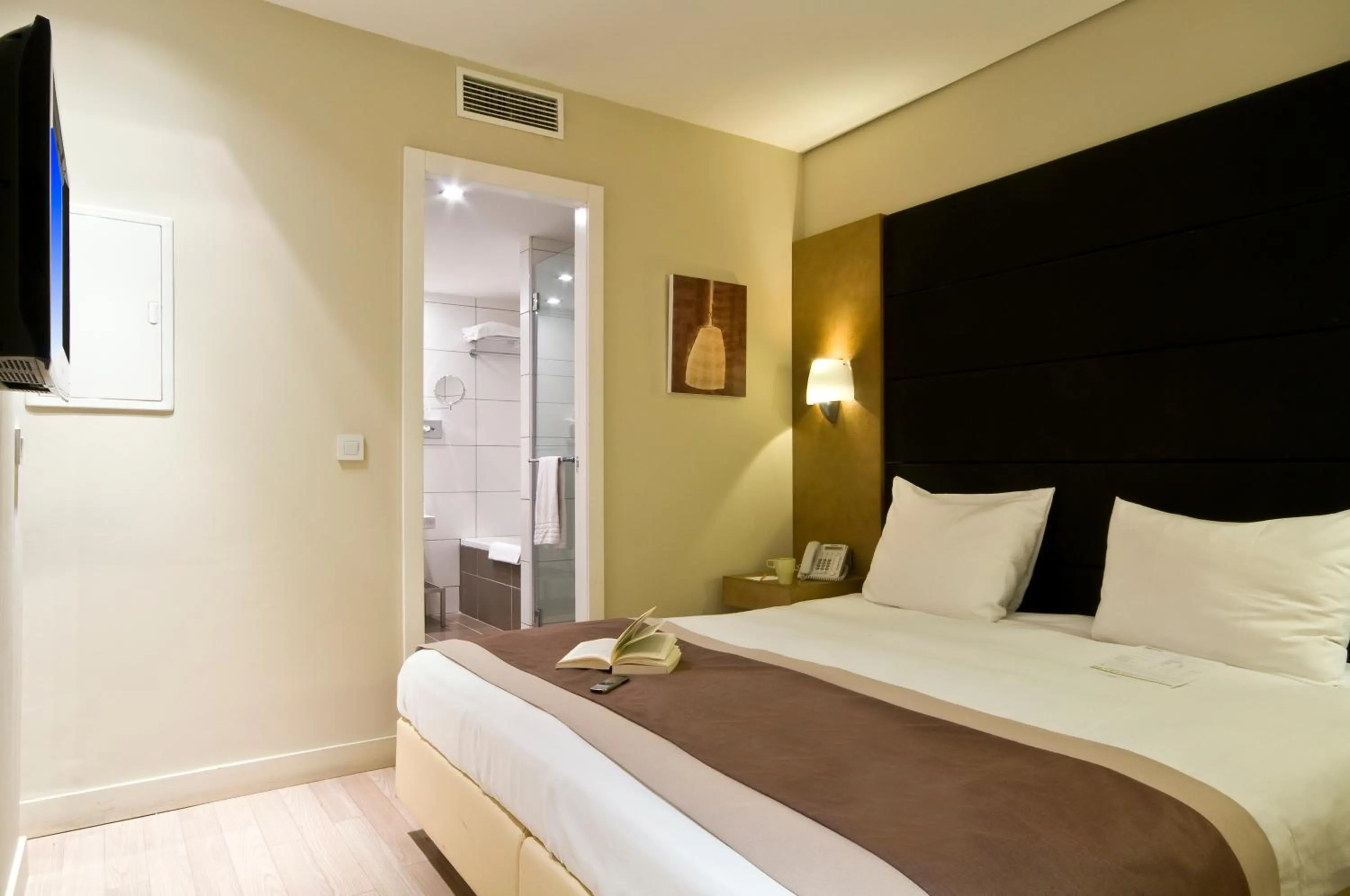 Bed in B-aparthotel Montgomery