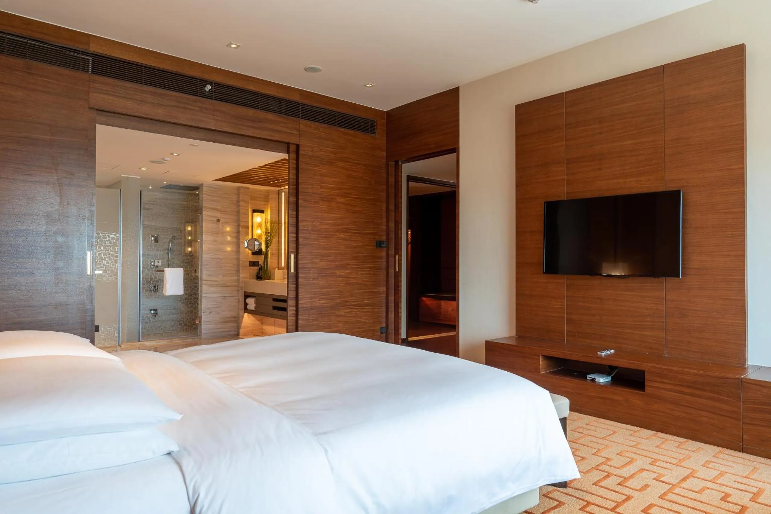 Bathroom, Bed in Hyatt Regency Xiamen Wuyuanwan