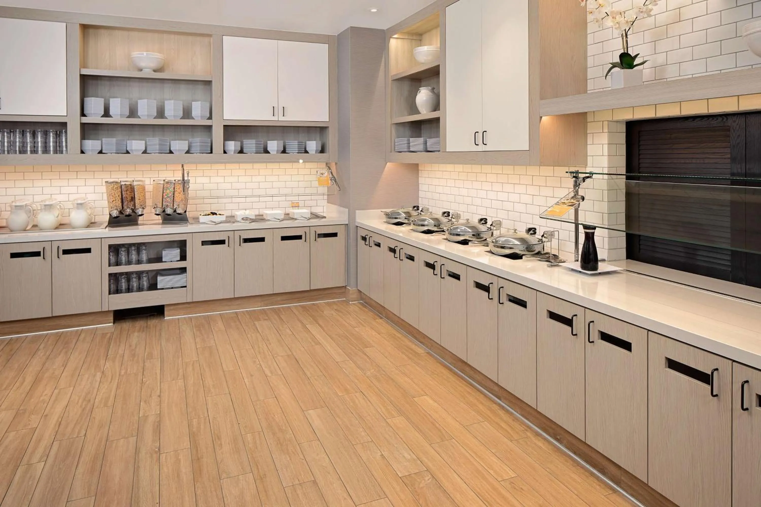 Restaurant/places to eat in Hyatt House Irvine/John Wayne Airport