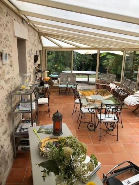 Dining area in La Petite Provence de Touron