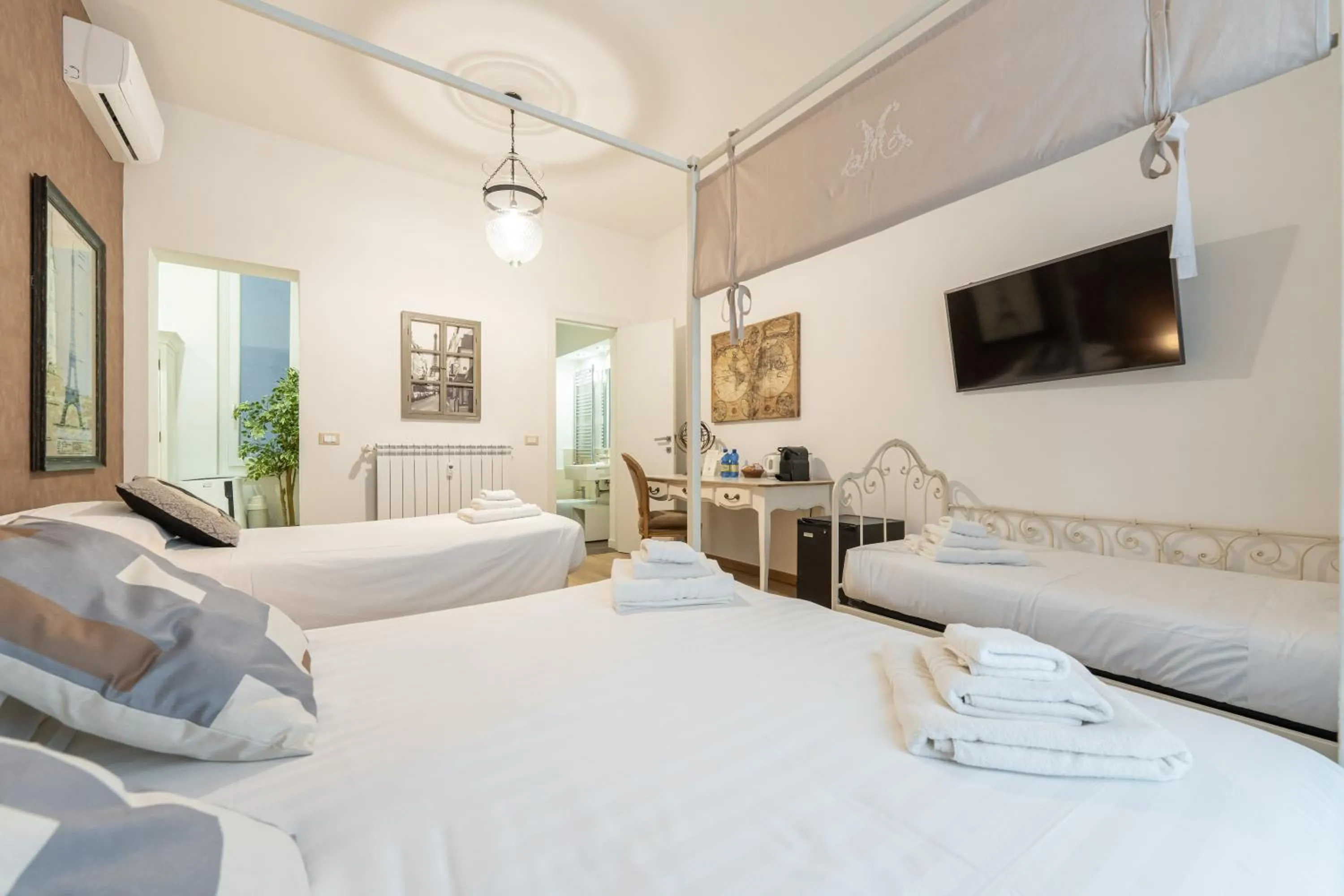 Photo of the whole room, Bed in Popolo & Flaminio Rooms