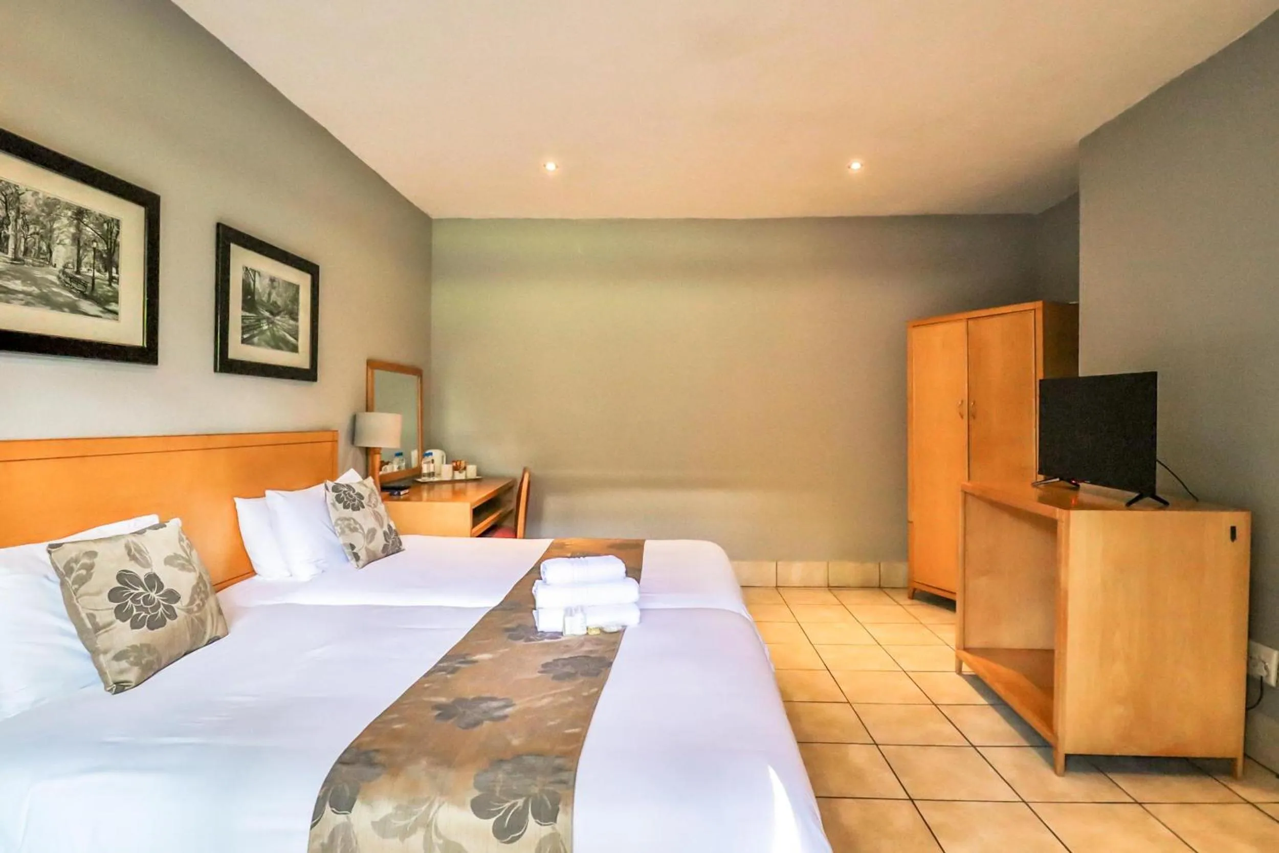 Photo of the whole room, Bed in Villa Paradiso