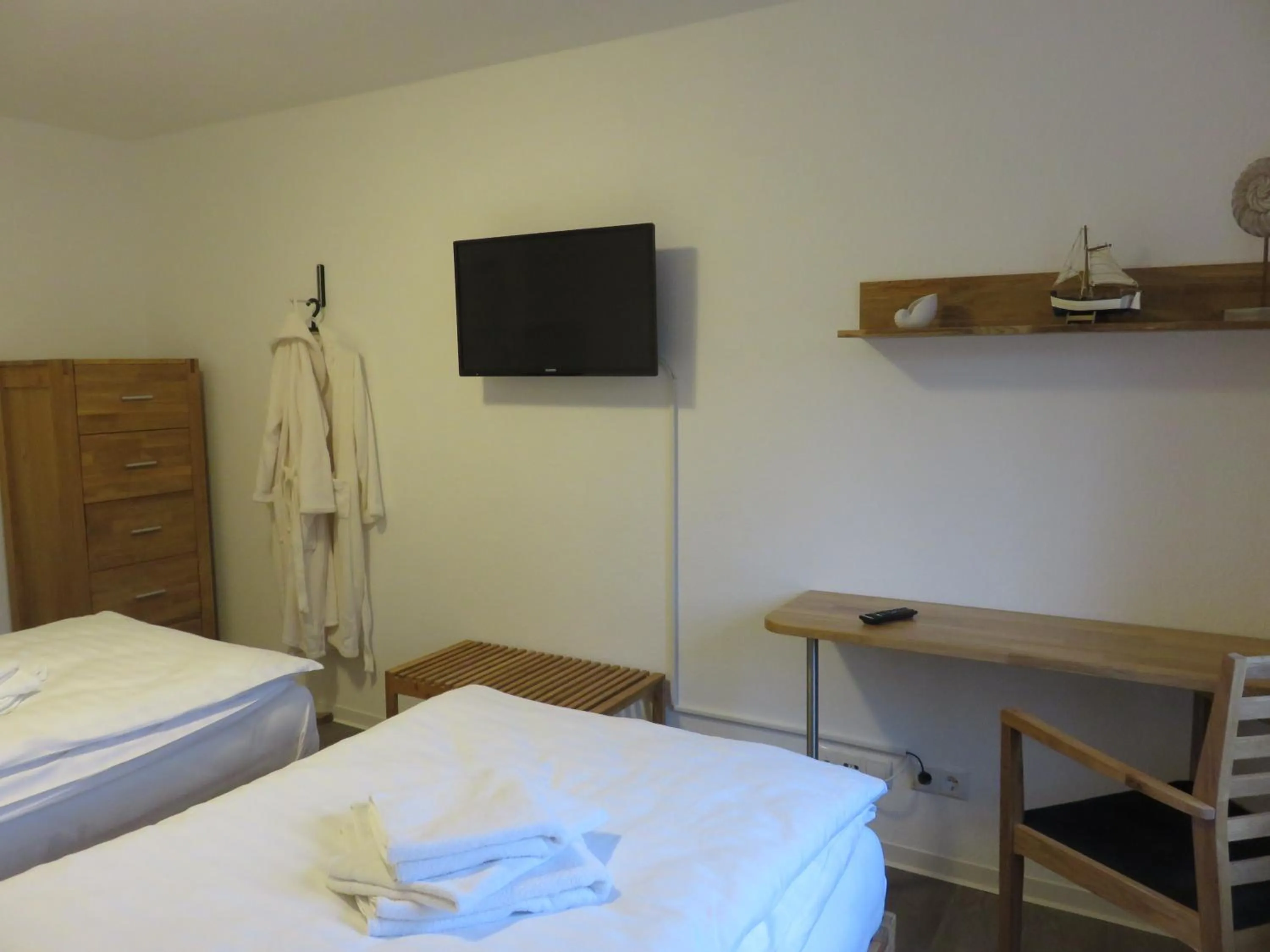 Photo of the whole room, Bed in Bredeneeker Gasthaus
