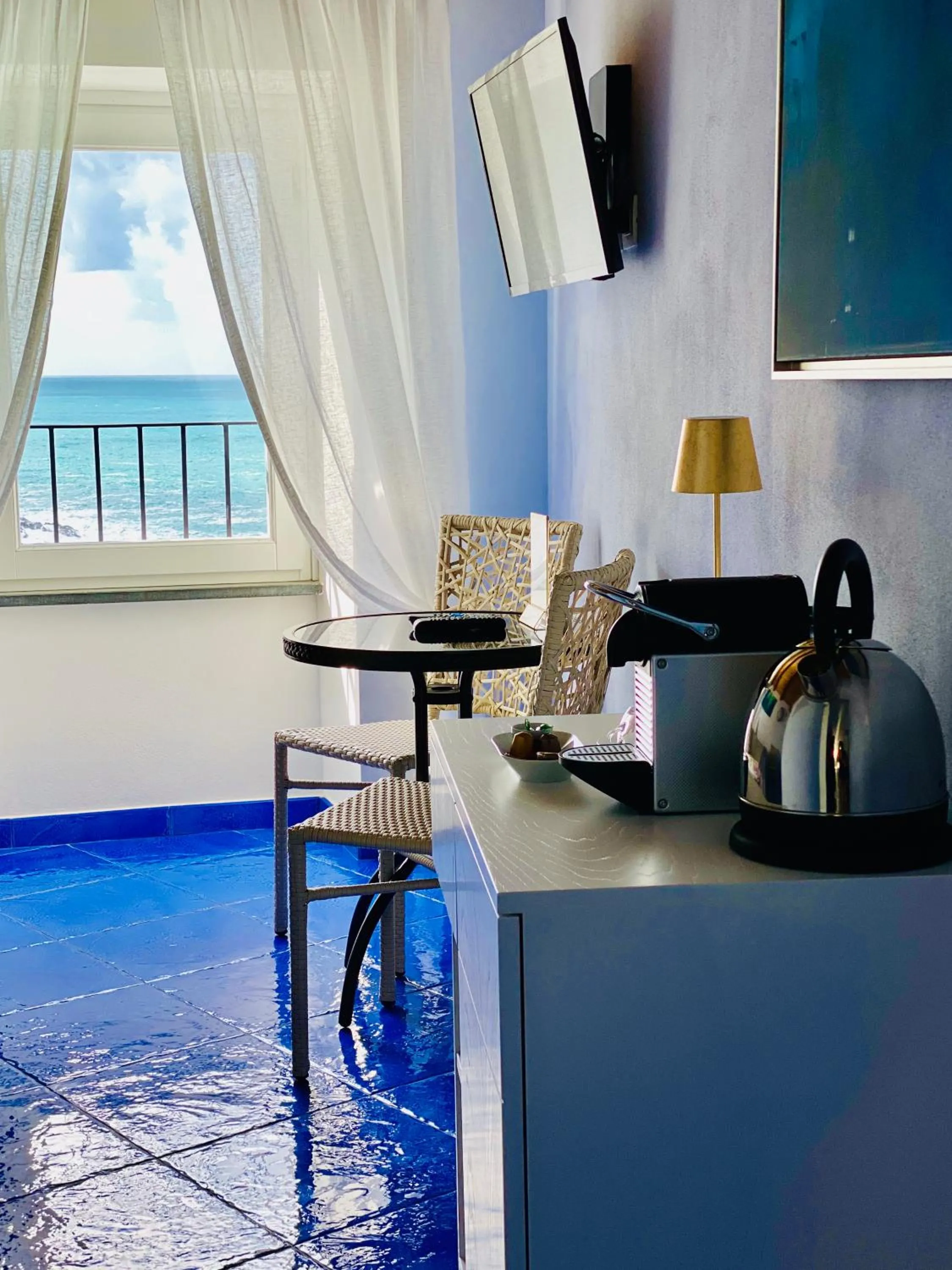 Photo of the whole room in La Polena Camere Vernazza - Suite vista mare