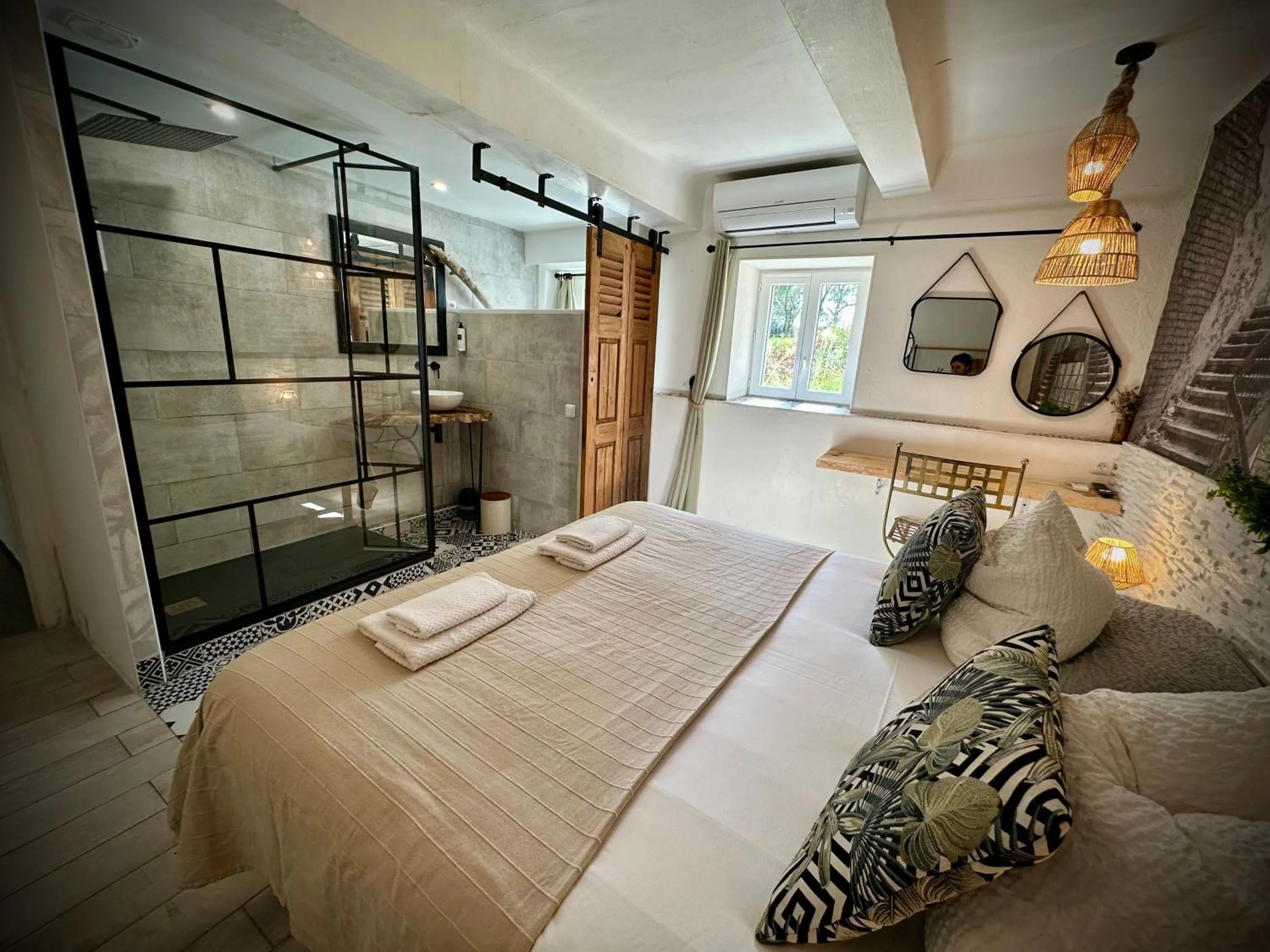 Bedroom, Bed in Hôtel Auberge Provençale