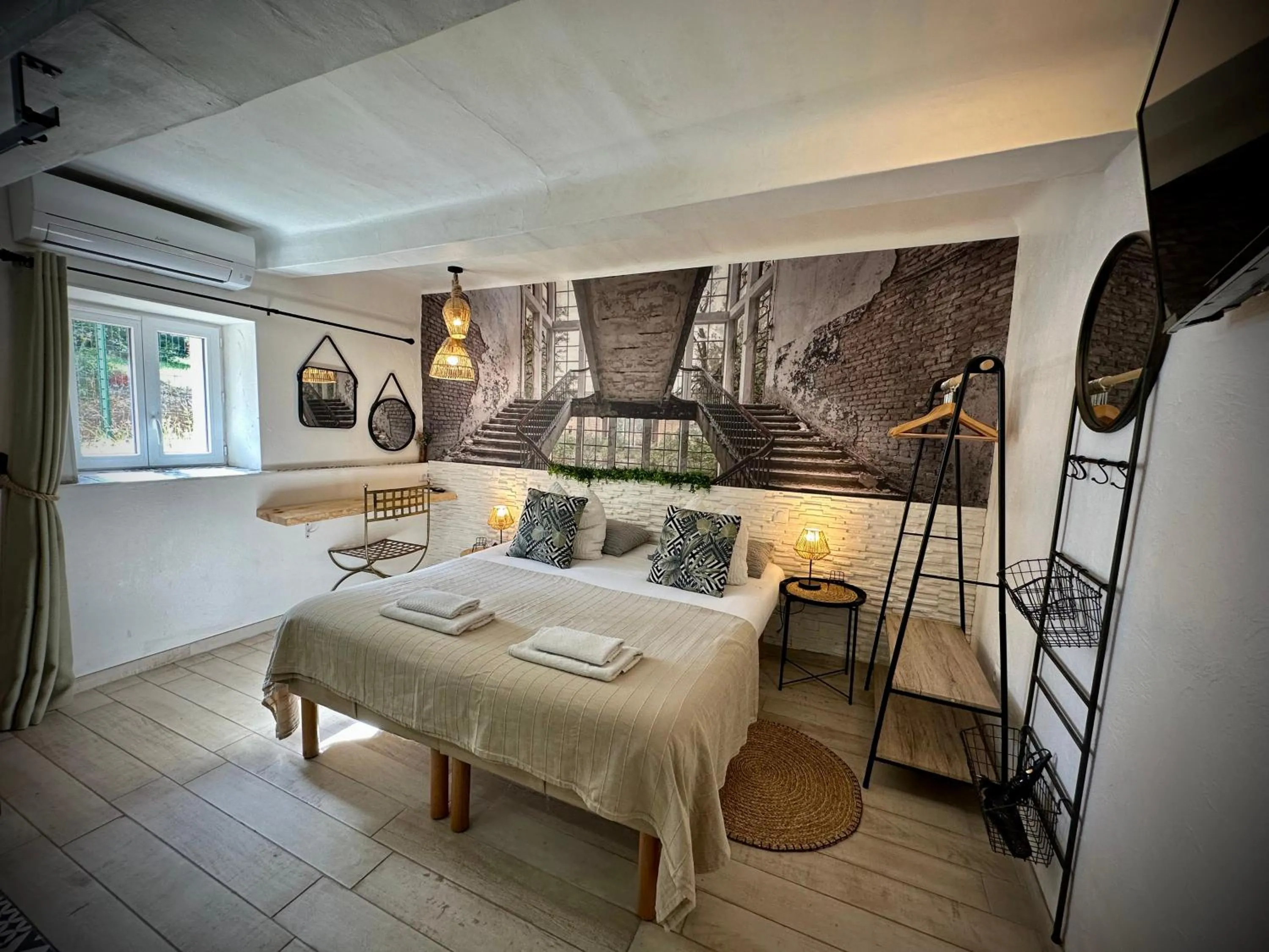 Bedroom, Bed in Hôtel Auberge Provençale