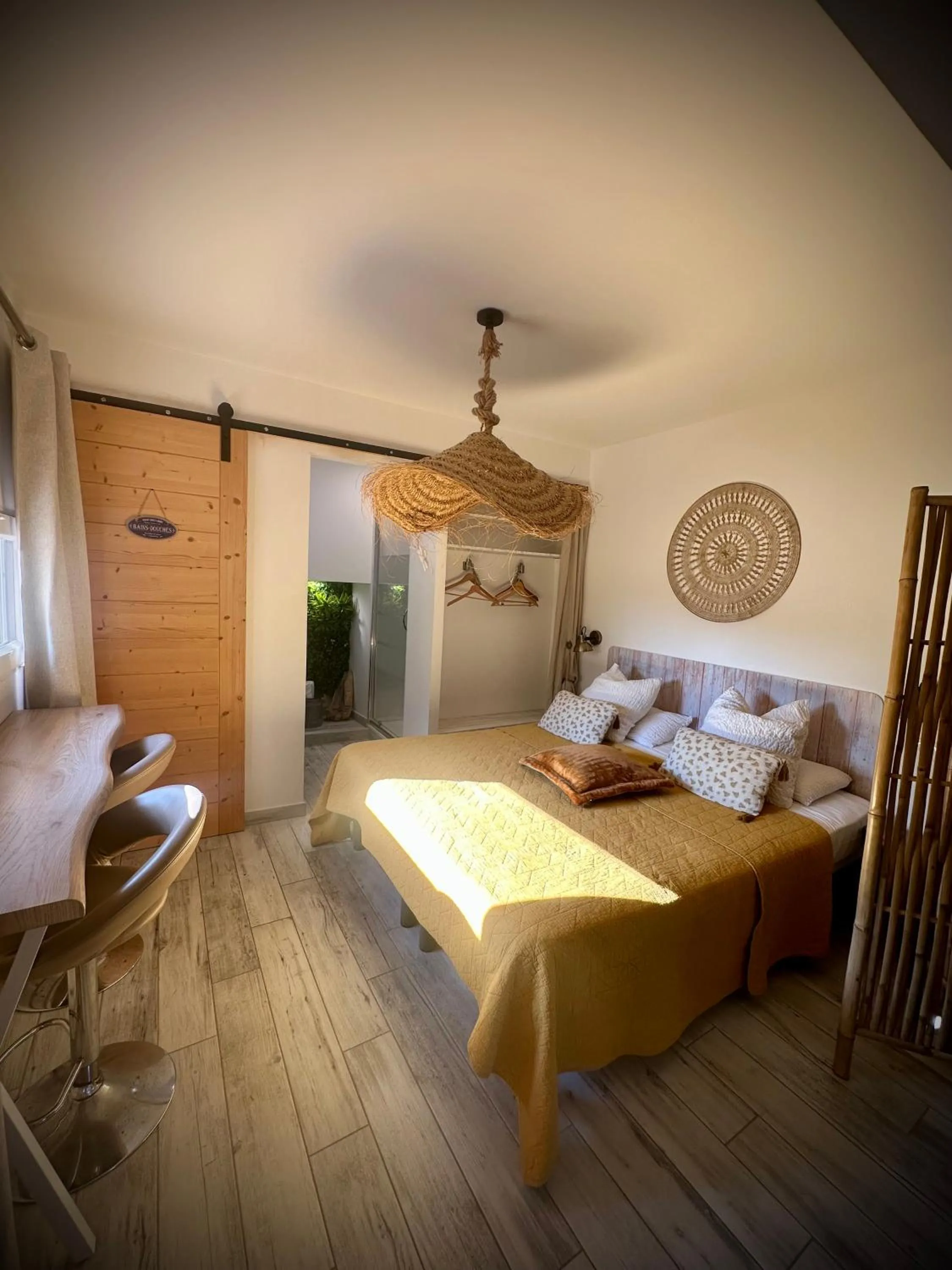 Bedroom, Bed in Hôtel Auberge Provençale