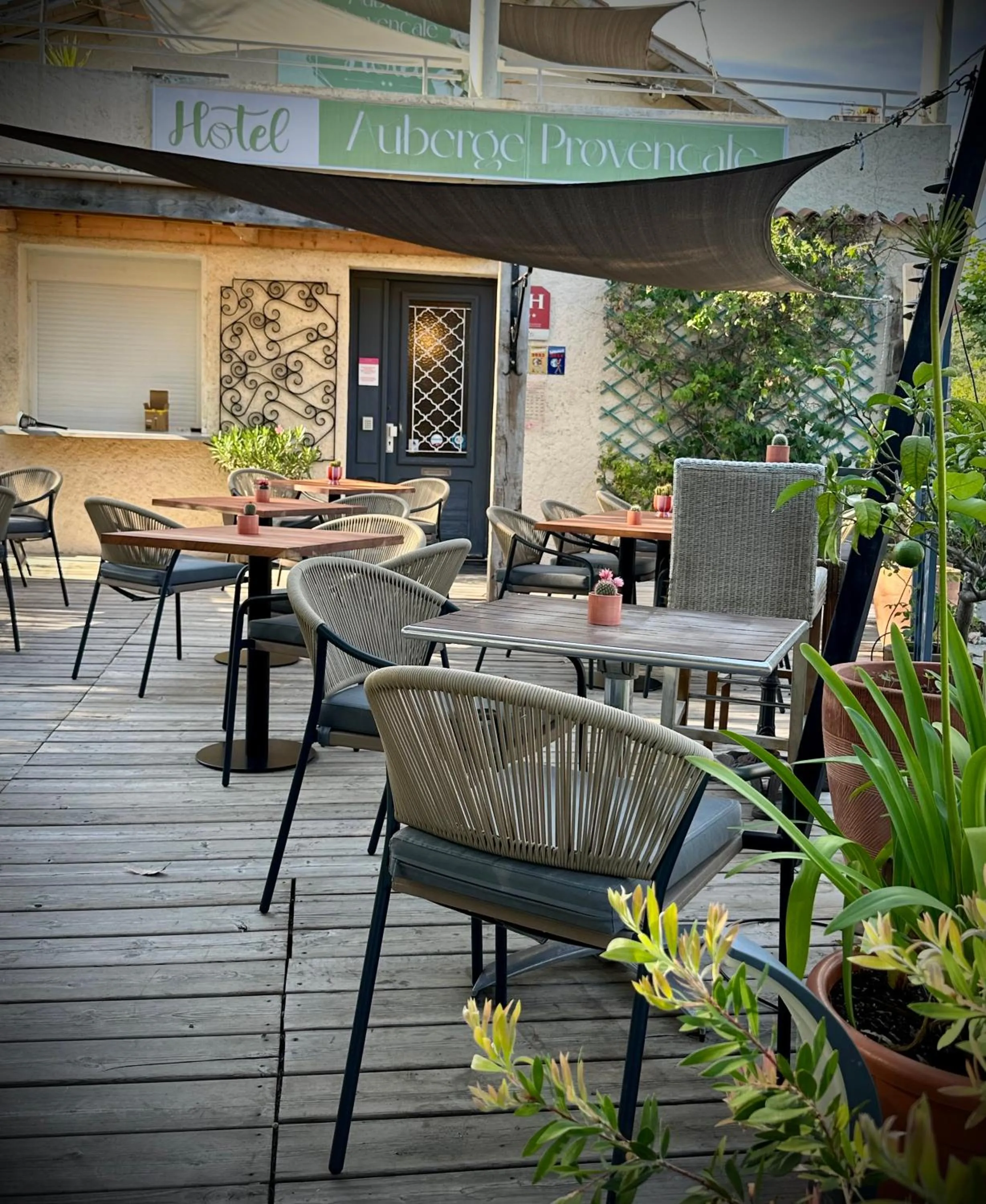 Patio in Hôtel Auberge Provençale