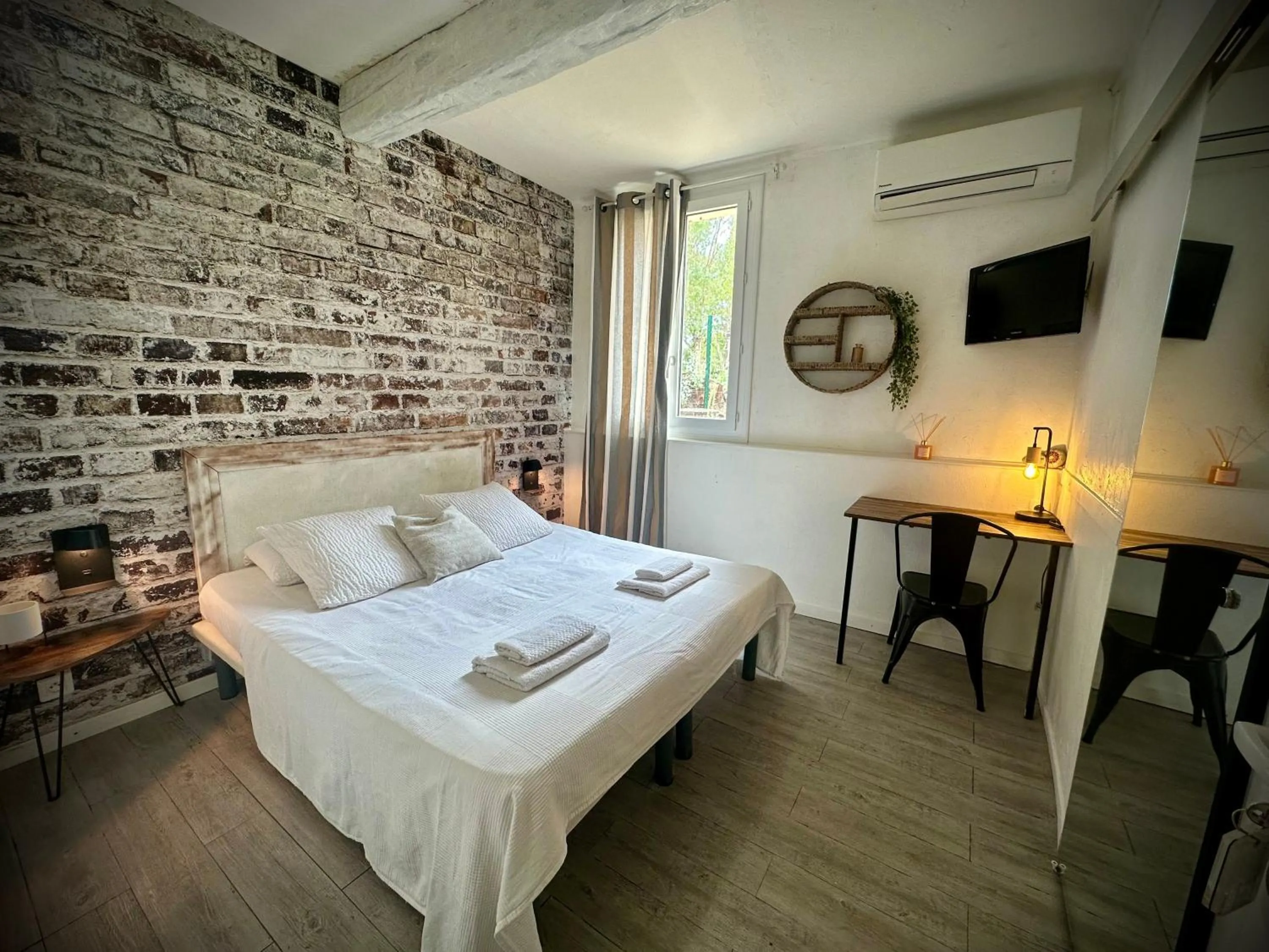 Photo of the whole room, Bed in Hôtel Auberge Provençale