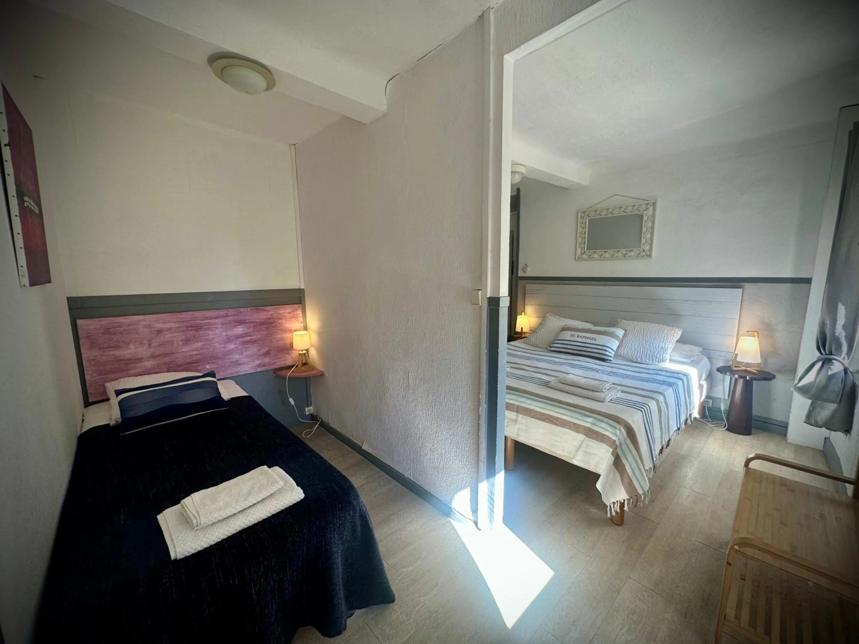 Bedroom, Bed in Hôtel Auberge Provençale