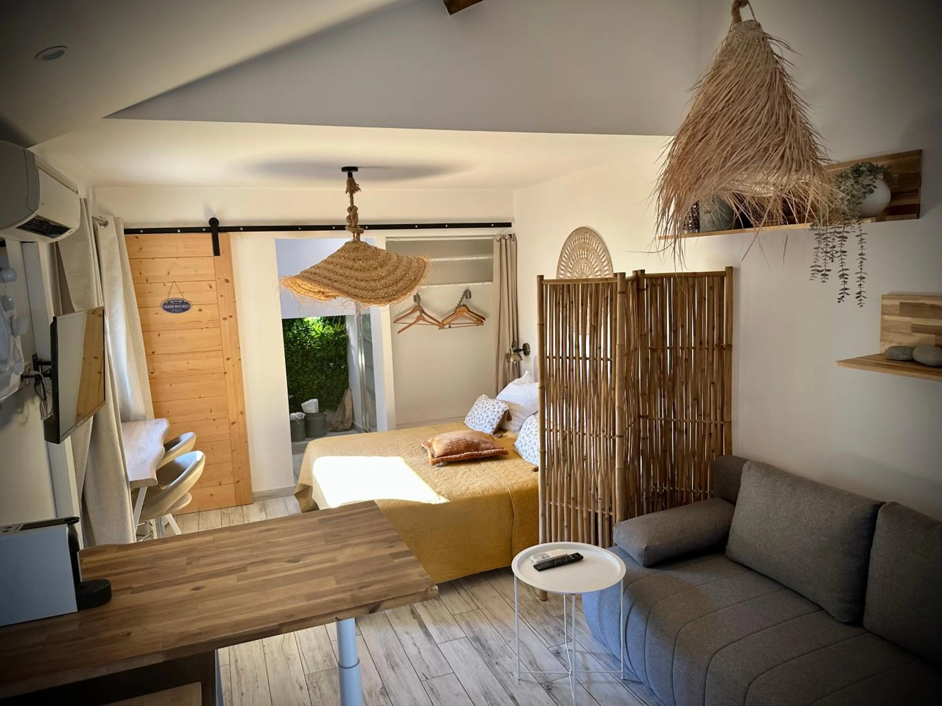 Photo of the whole room, Bed in Hôtel Auberge Provençale