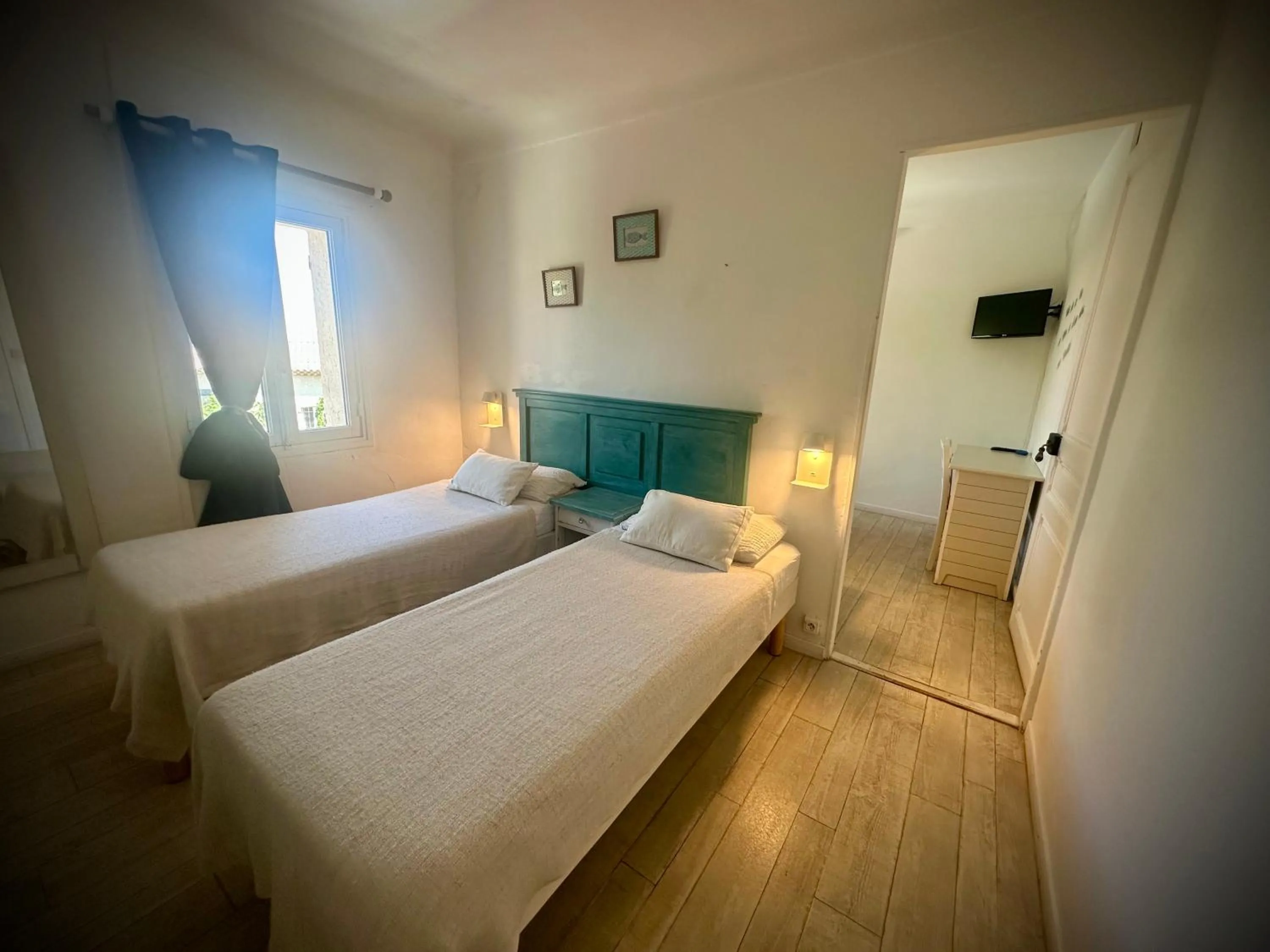 Bedroom, Bed in Hôtel Auberge Provençale