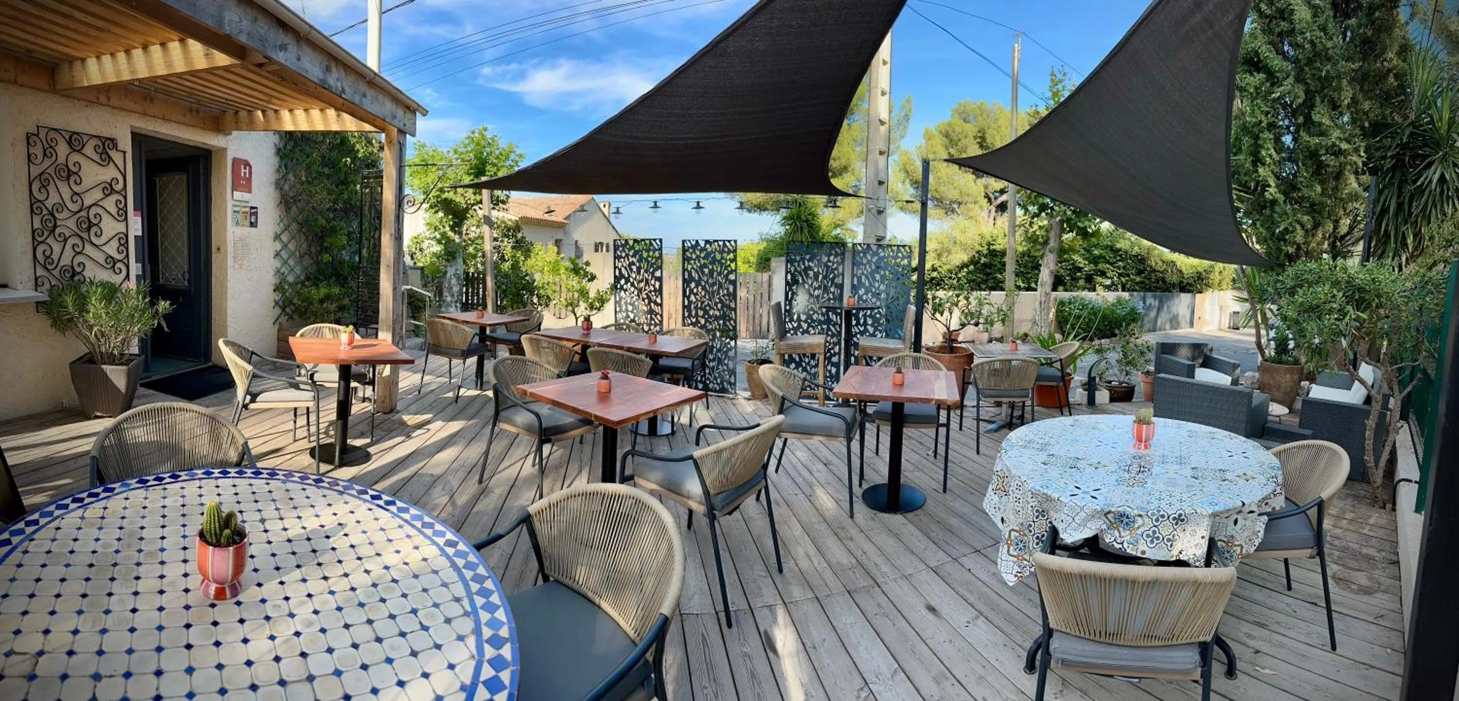 Patio in Hôtel Auberge Provençale
