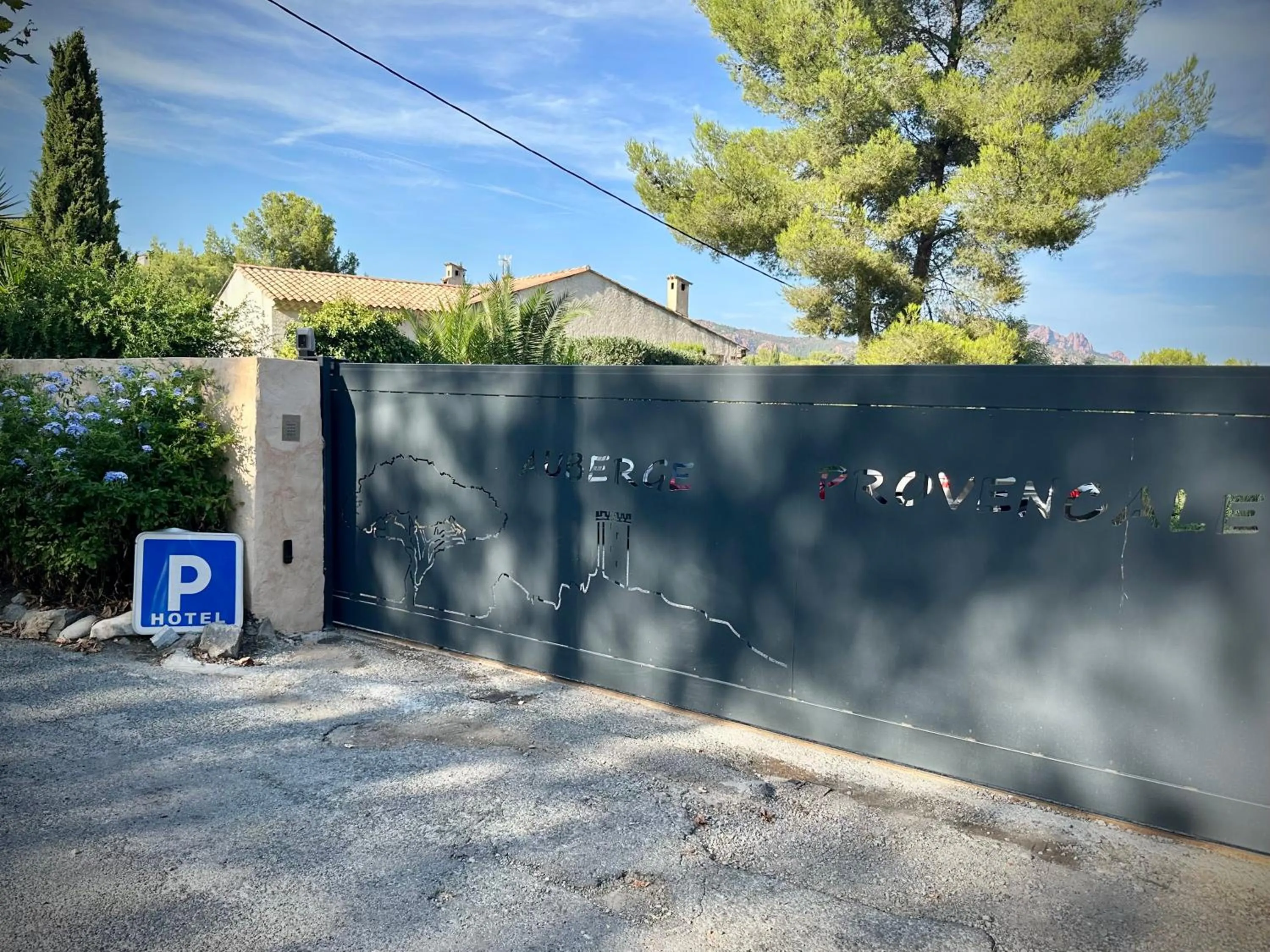 Parking in Hôtel Auberge Provençale