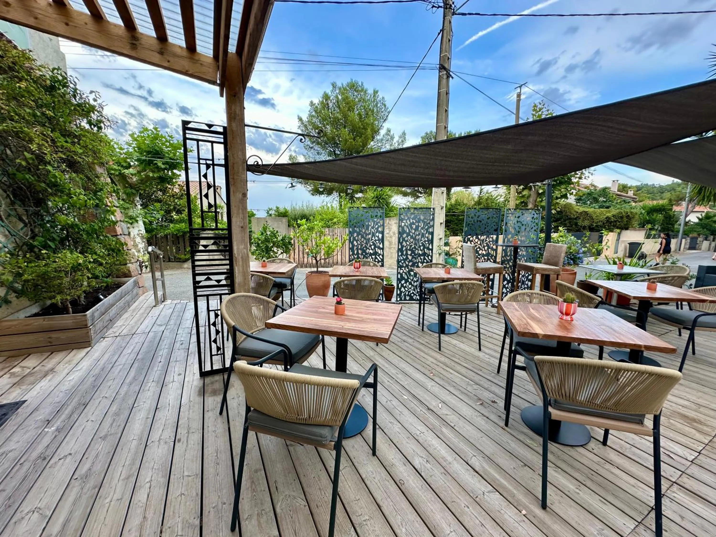 Patio in Hôtel Auberge Provençale