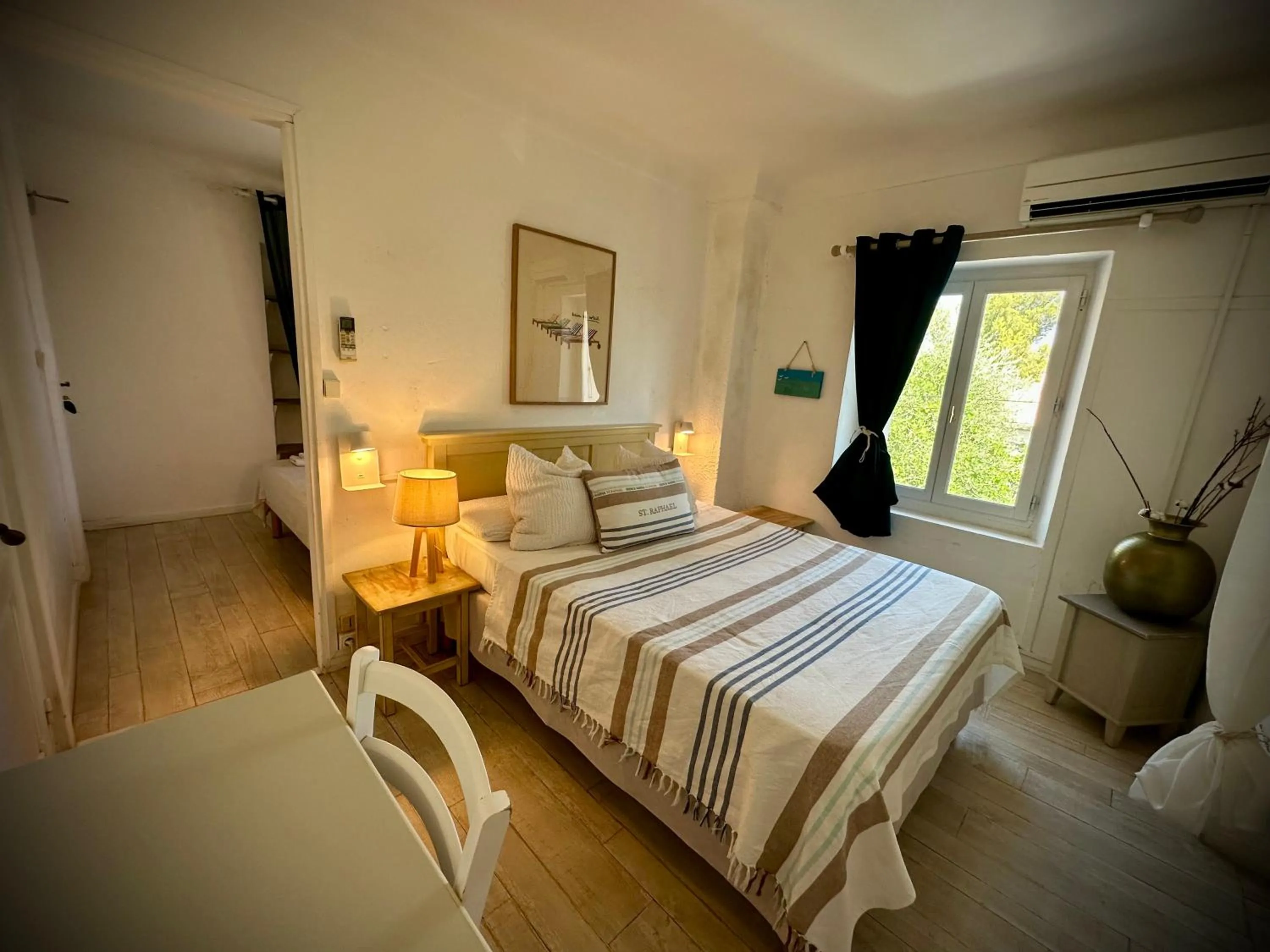 Bedroom, Bed in Hôtel Auberge Provençale