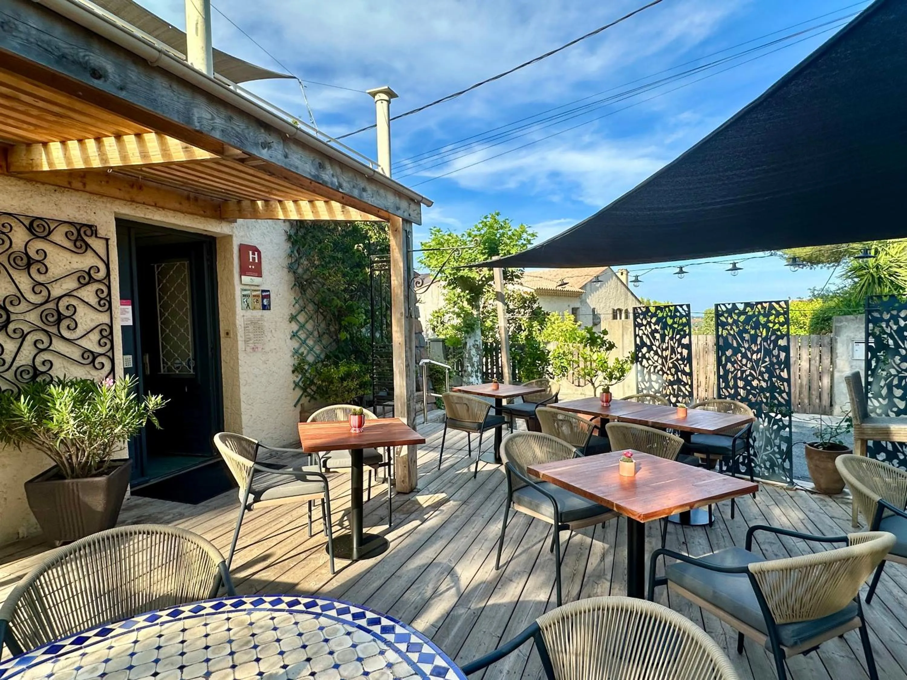 Patio in Hôtel Auberge Provençale