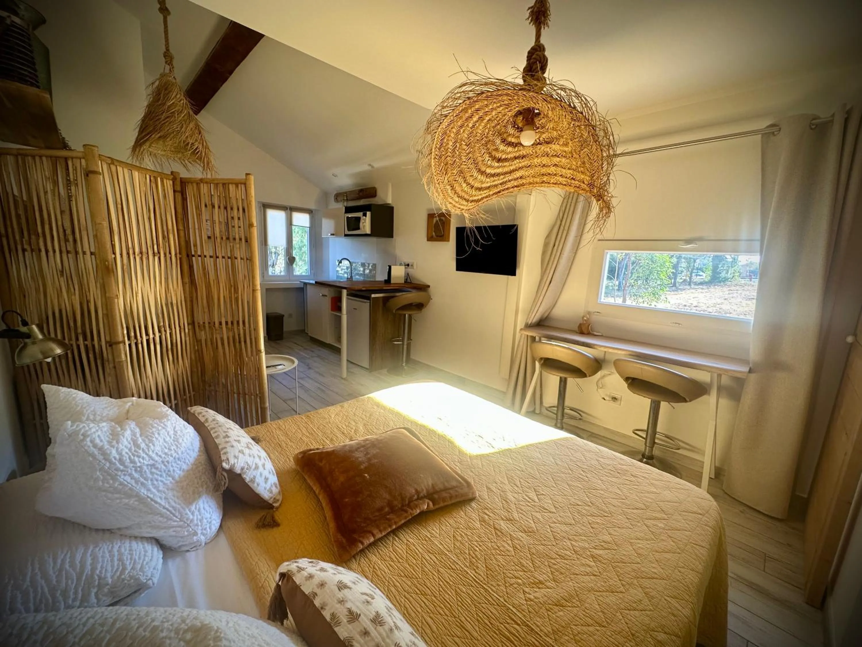 Bedroom, Bed in Hôtel Auberge Provençale