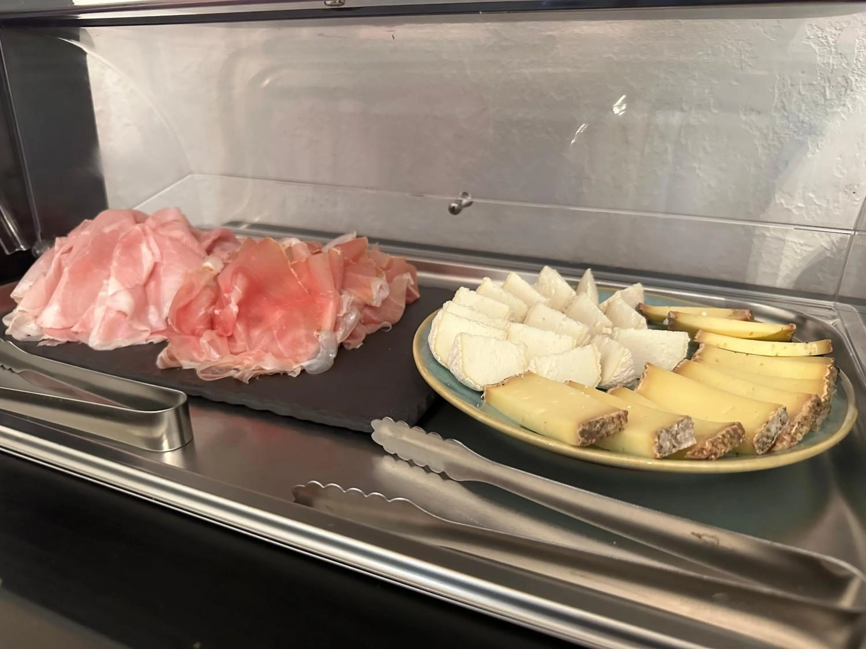 Buffet breakfast in Hôtel Auberge Provençale