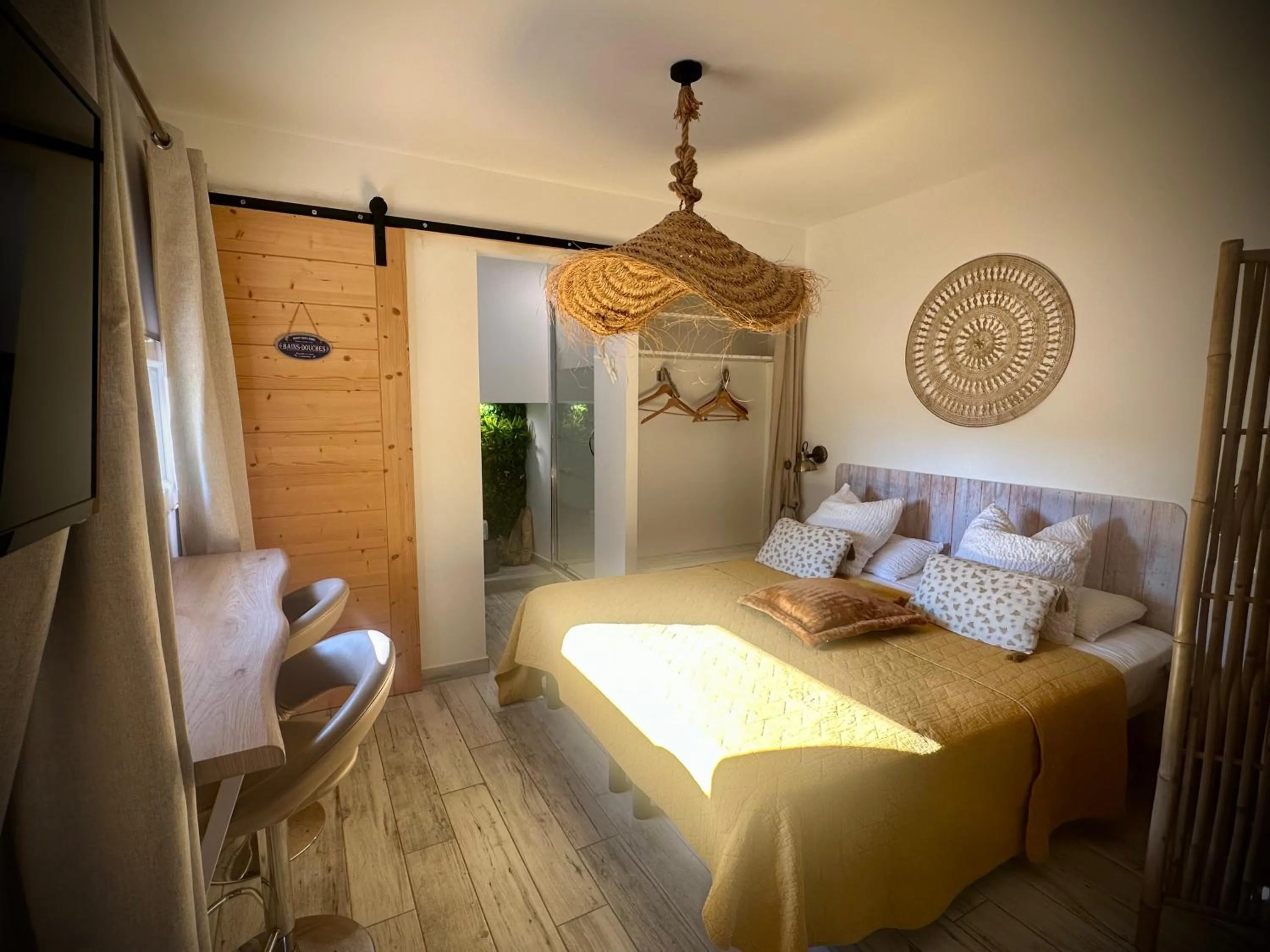 Bedroom, Bed in Hôtel Auberge Provençale