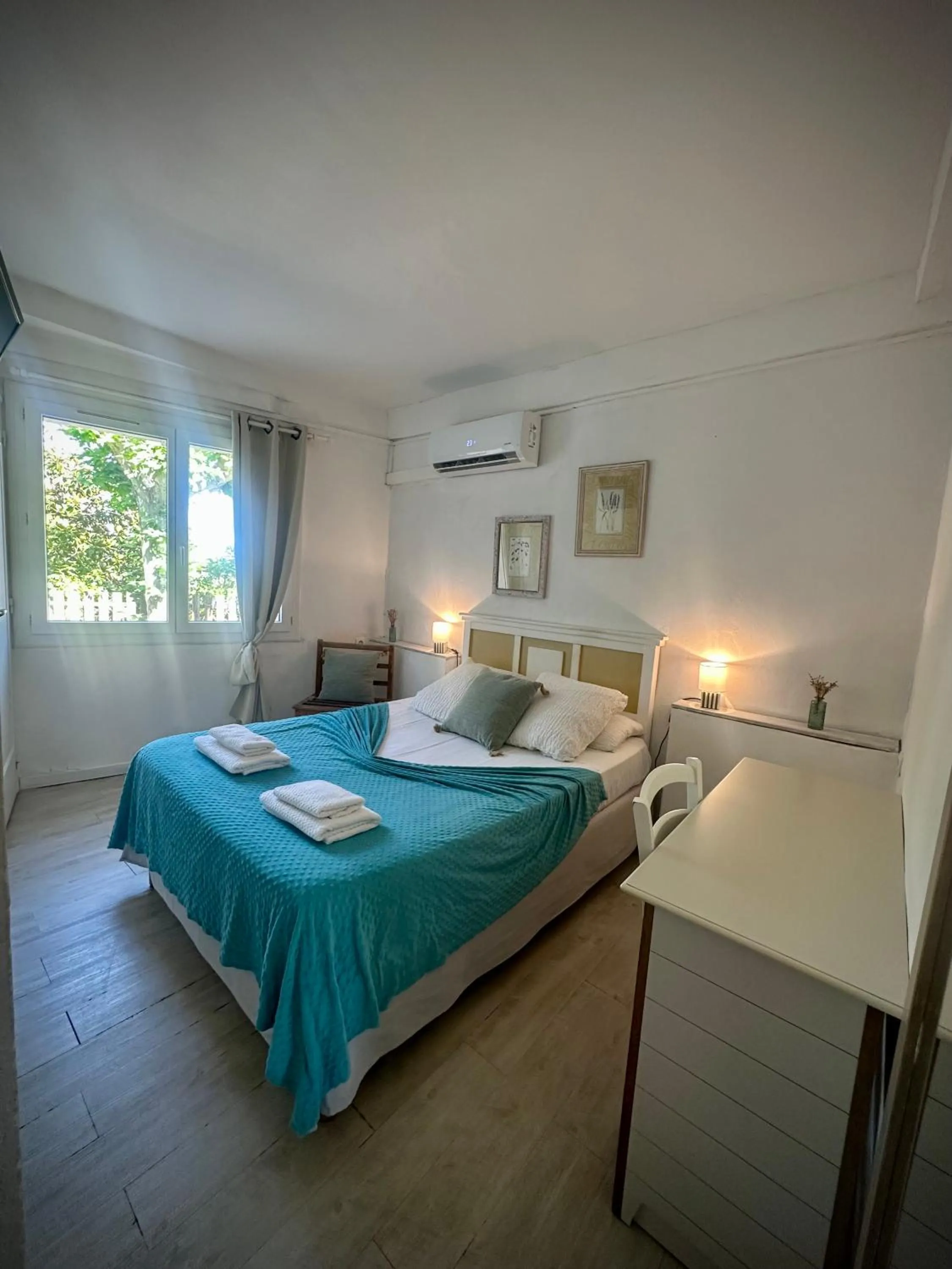 Bedroom, Bed in Hôtel Auberge Provençale