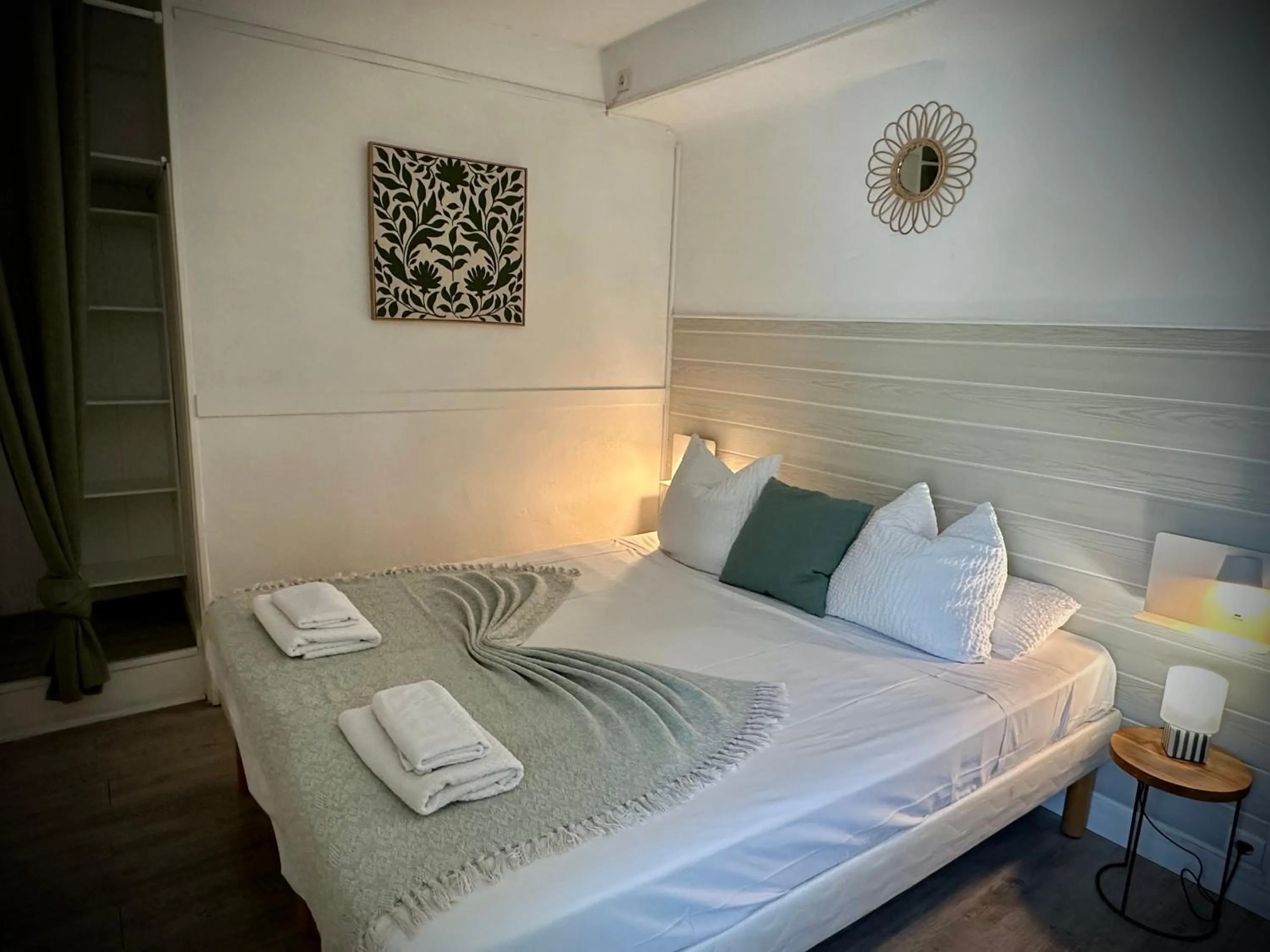 Bedroom, Bed in Hôtel Auberge Provençale