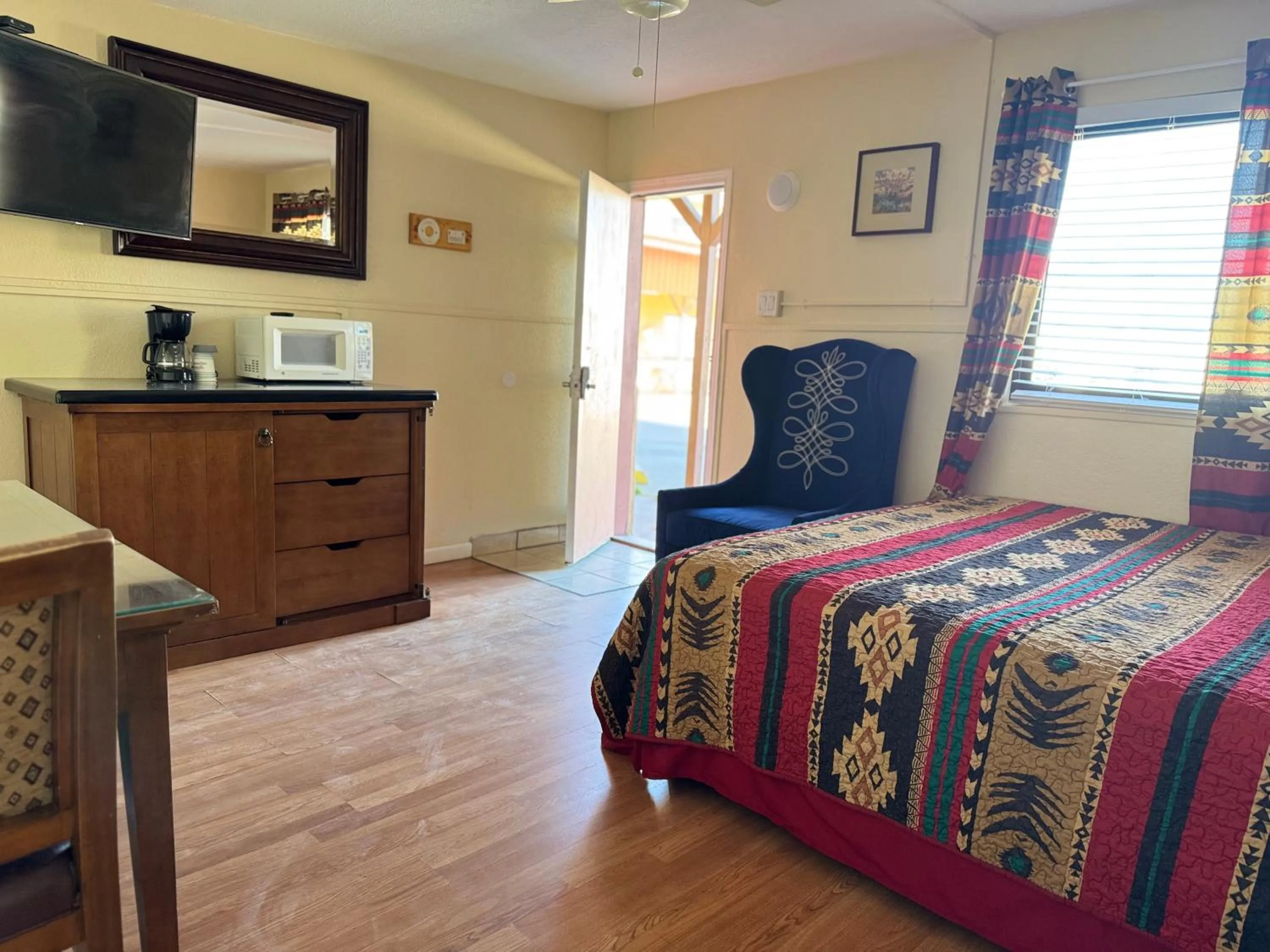 TV and multimedia, Bed in Apache Motel