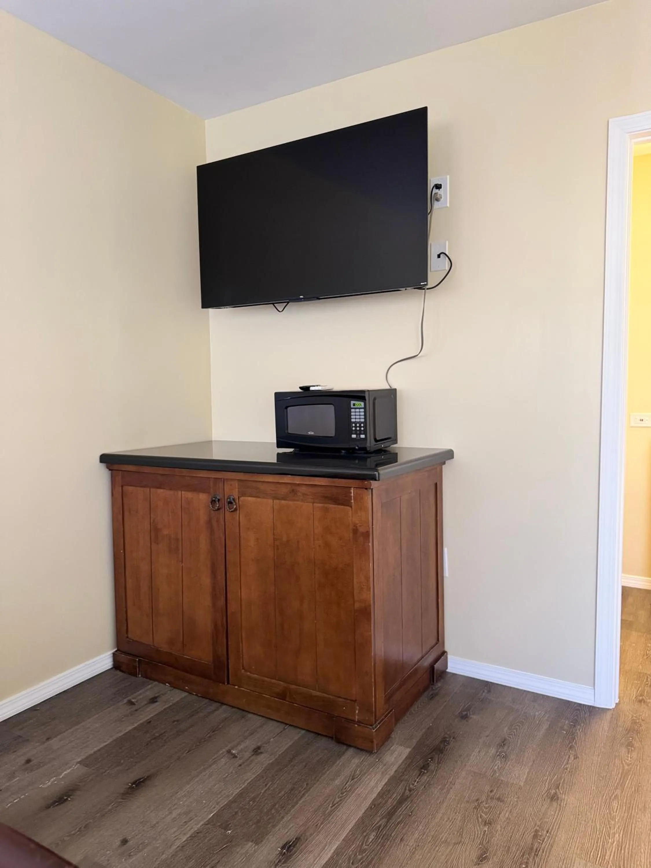 TV and multimedia in Apache Motel