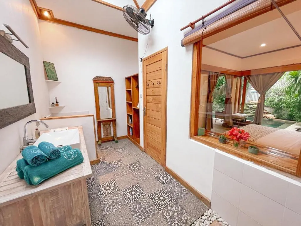 Shower, Bed in Villa Casa Koko