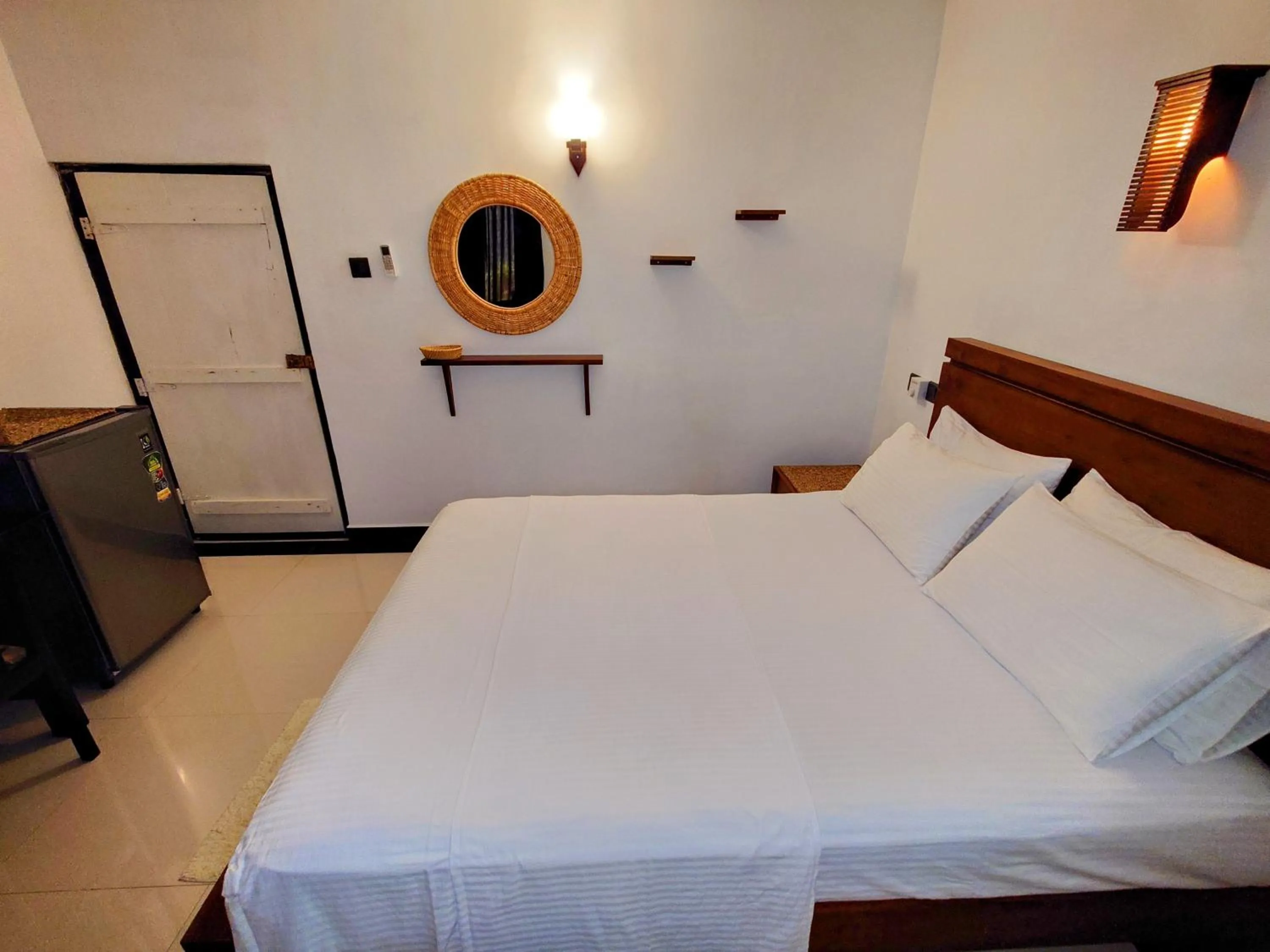 Photo of the whole room, Bed in The Whitegates Lodge