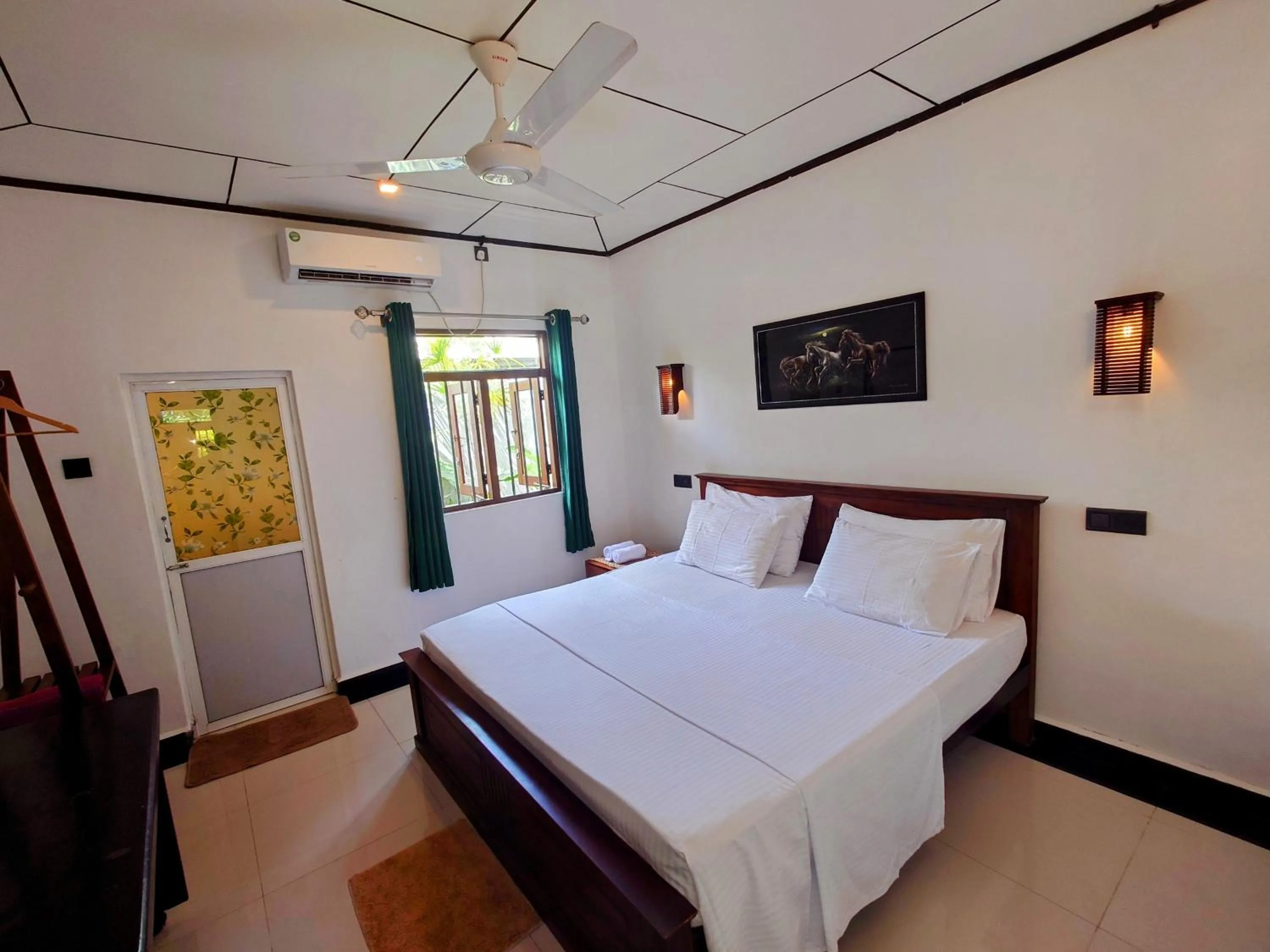 Photo of the whole room, Bed in The Whitegates Lodge