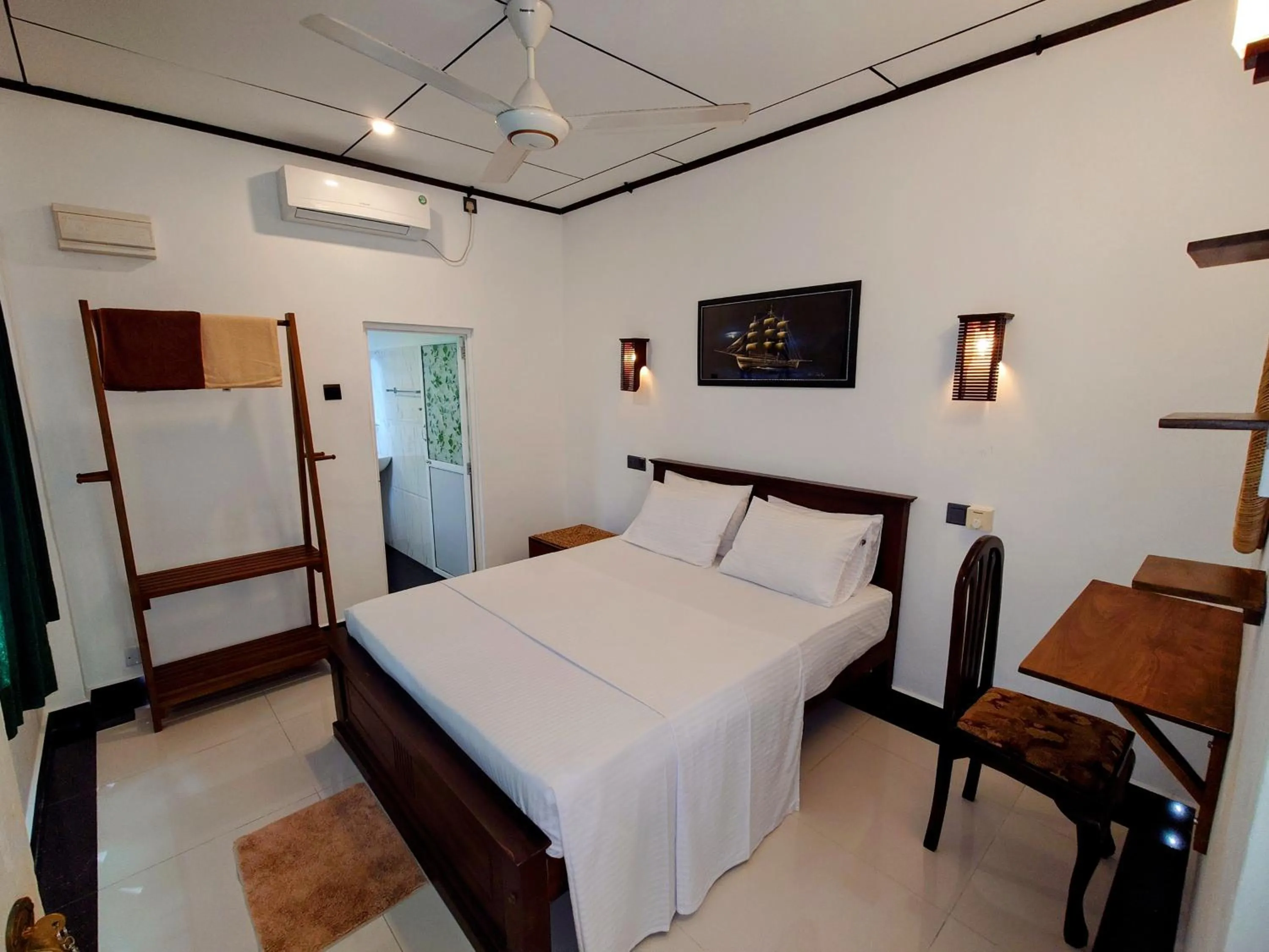 Photo of the whole room, Bed in The Whitegates Lodge