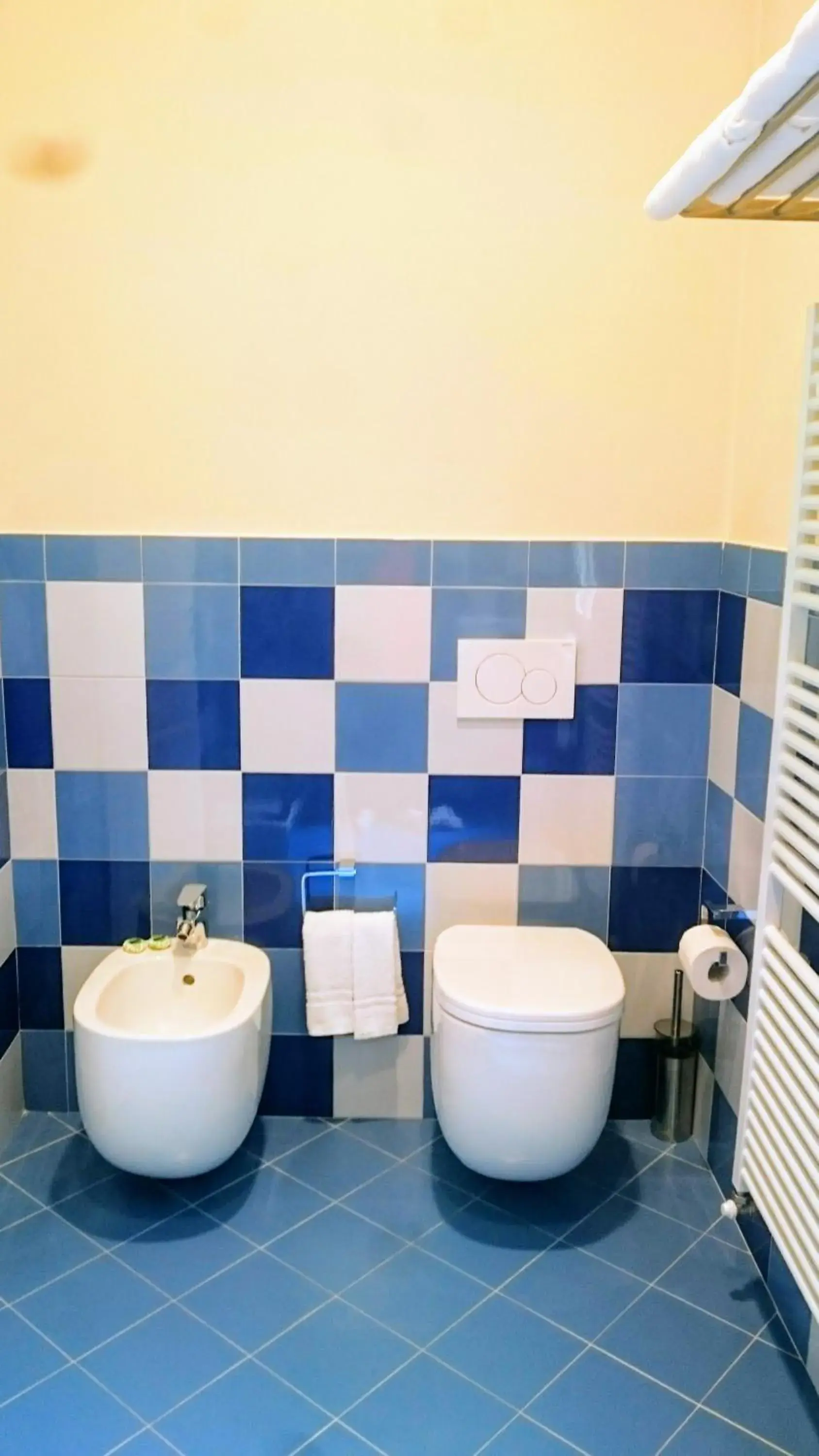 Twin Room in Casa Isolani Luxury Rooms Piazza Maggiore Twin Room in Casa Isolani Luxury Rooms Piazza Maggiore