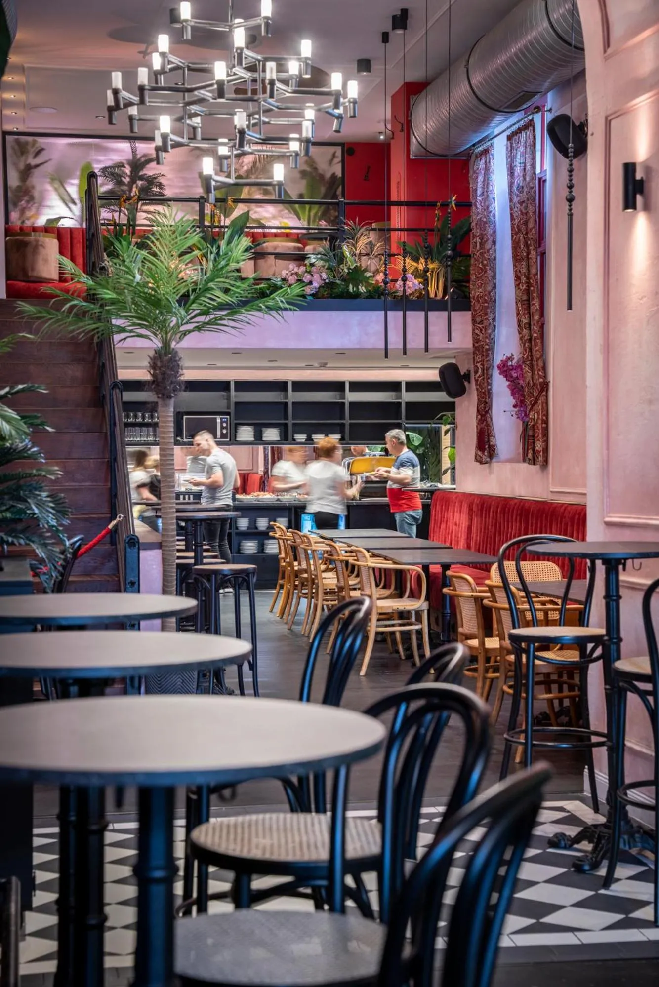 Restaurant/places to eat in Hotel Mika Downtown