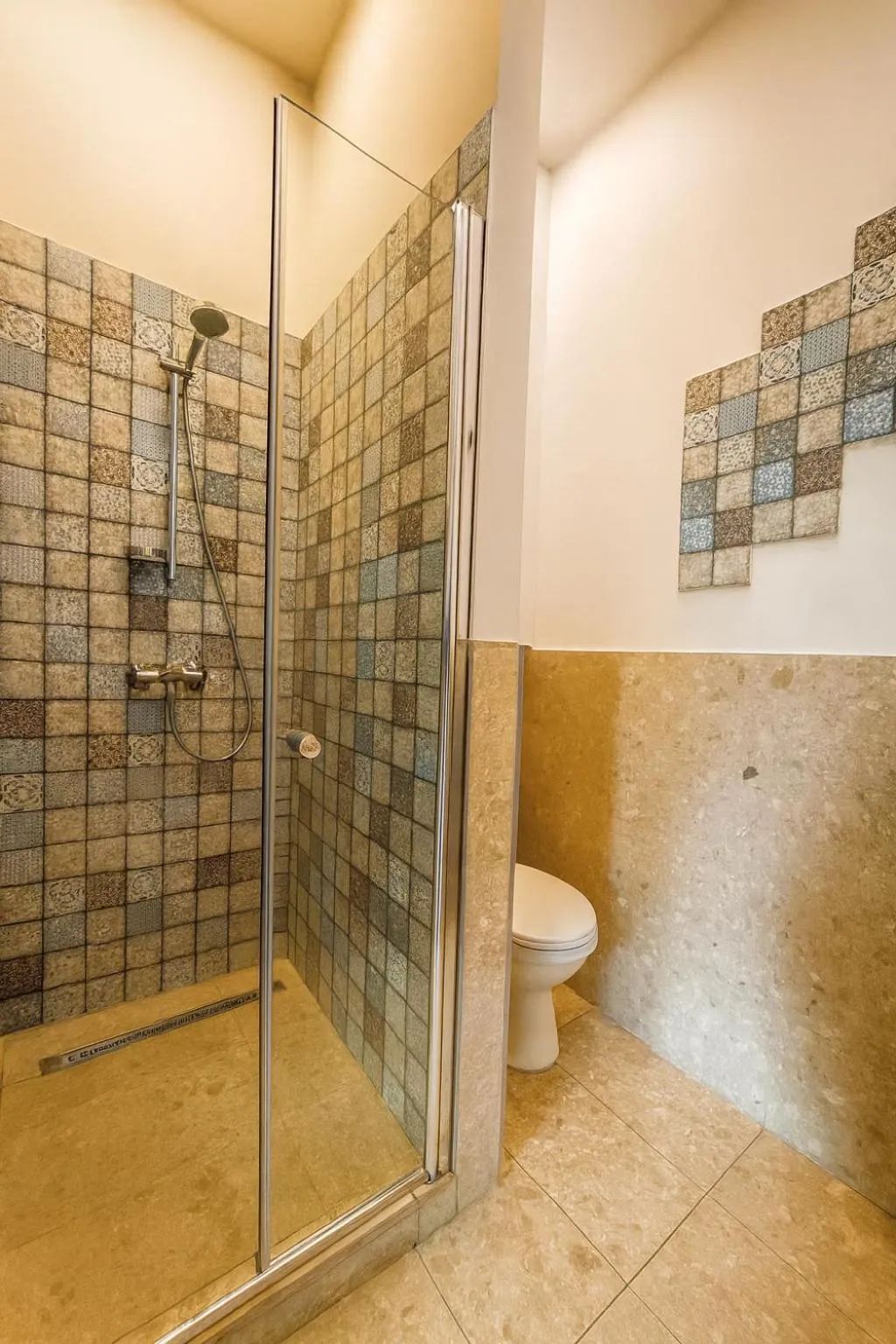 Toilet in Hotel Mika Downtown