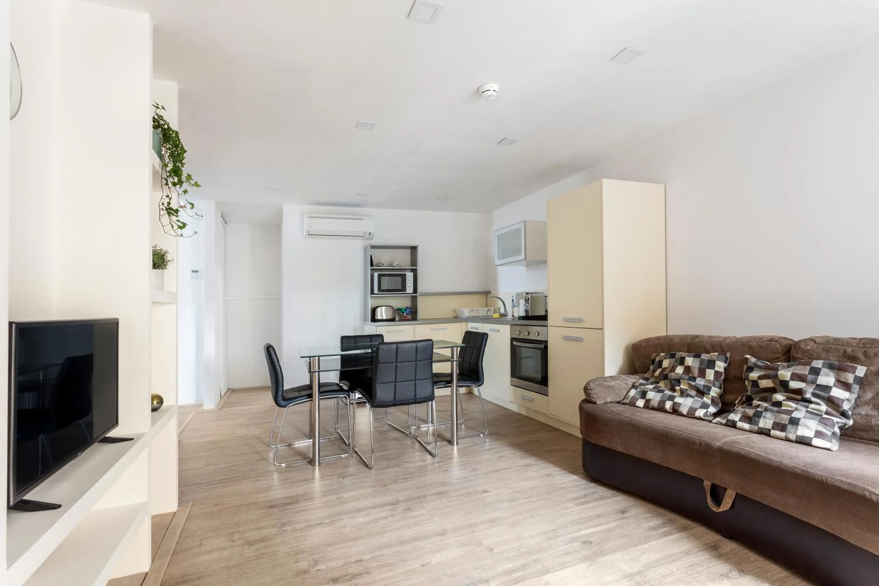 TV and multimedia in Hotel Mika Downtown