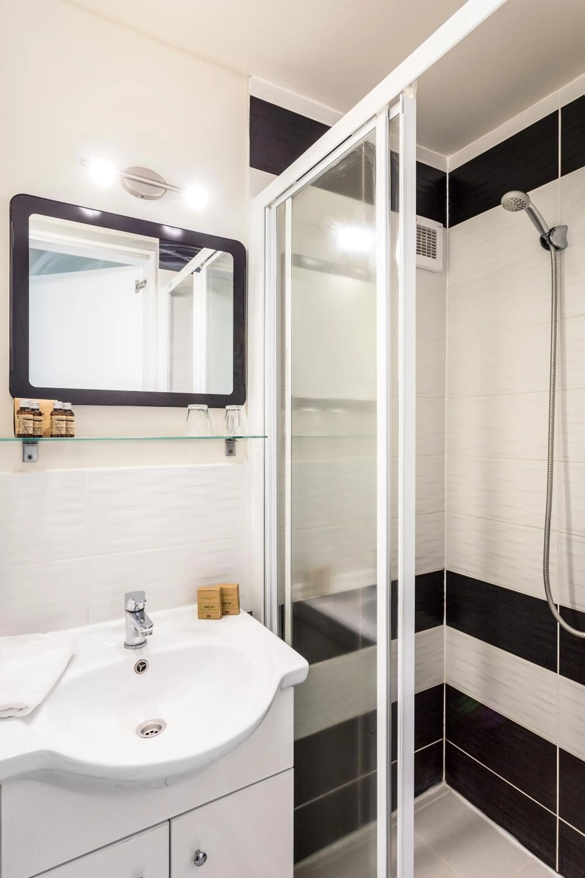 Shower in Hotel Mika Downtown