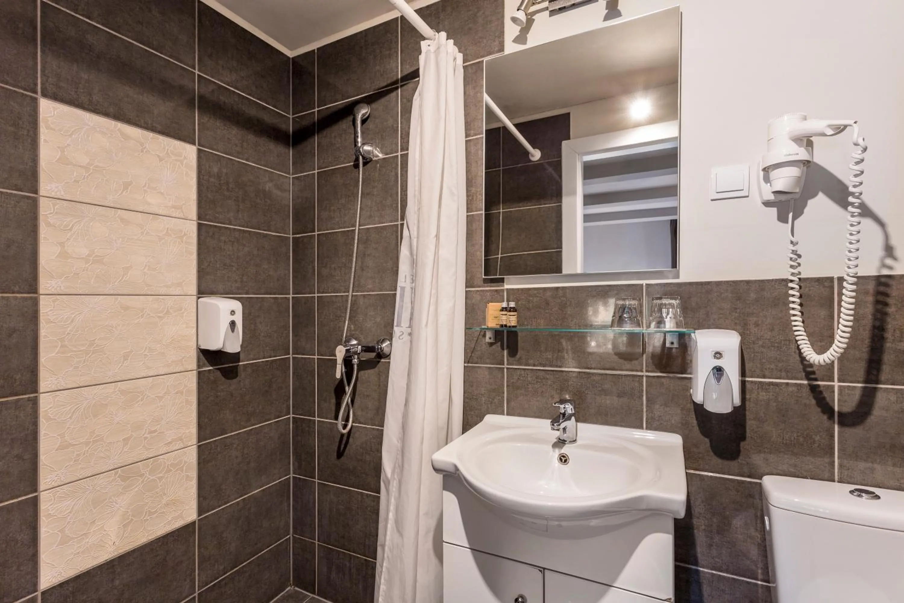 Shower in Hotel Mika Downtown