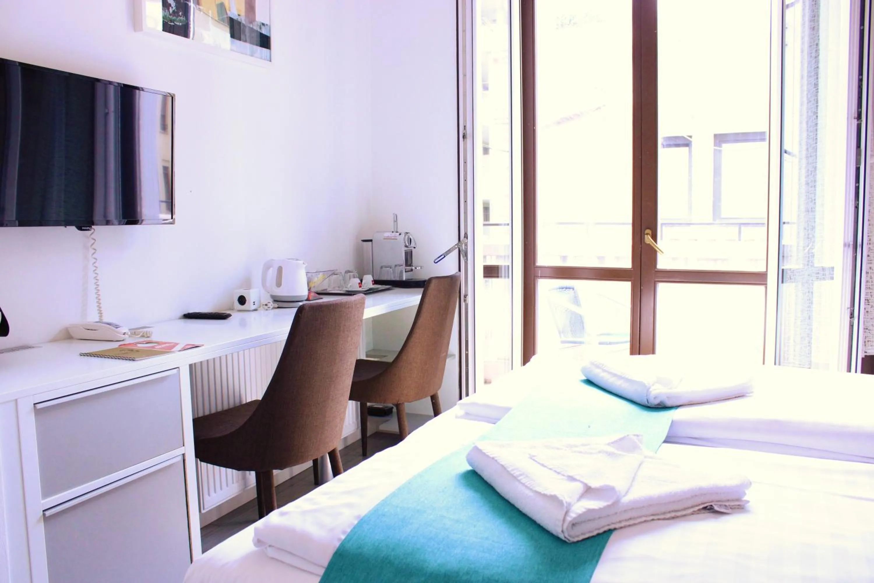 TV and multimedia, Bed in Hotel Mika Downtown